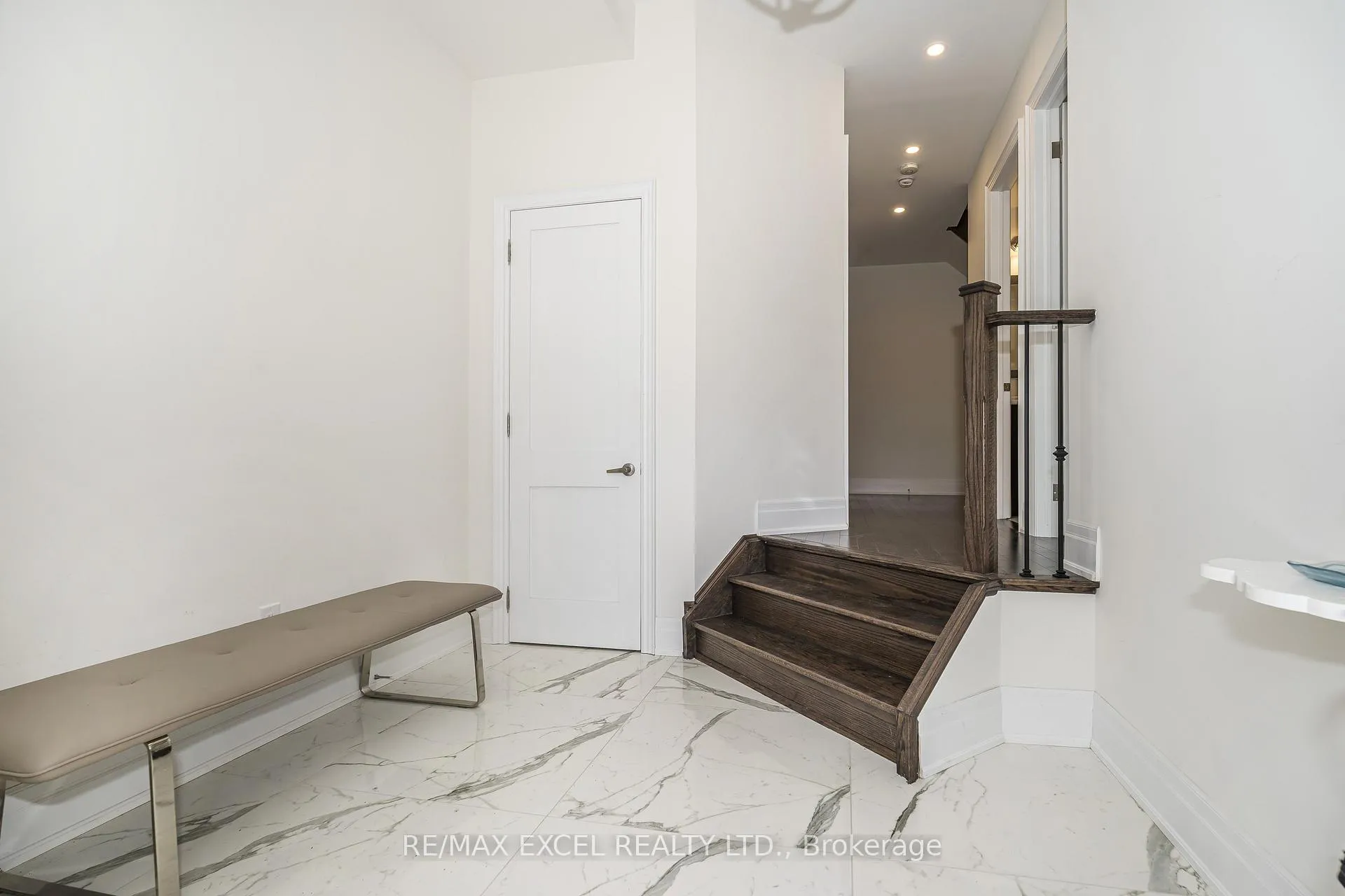 Photo 4 of 42 Aylin Crescent, Vaughan, Patterson — HOMEH