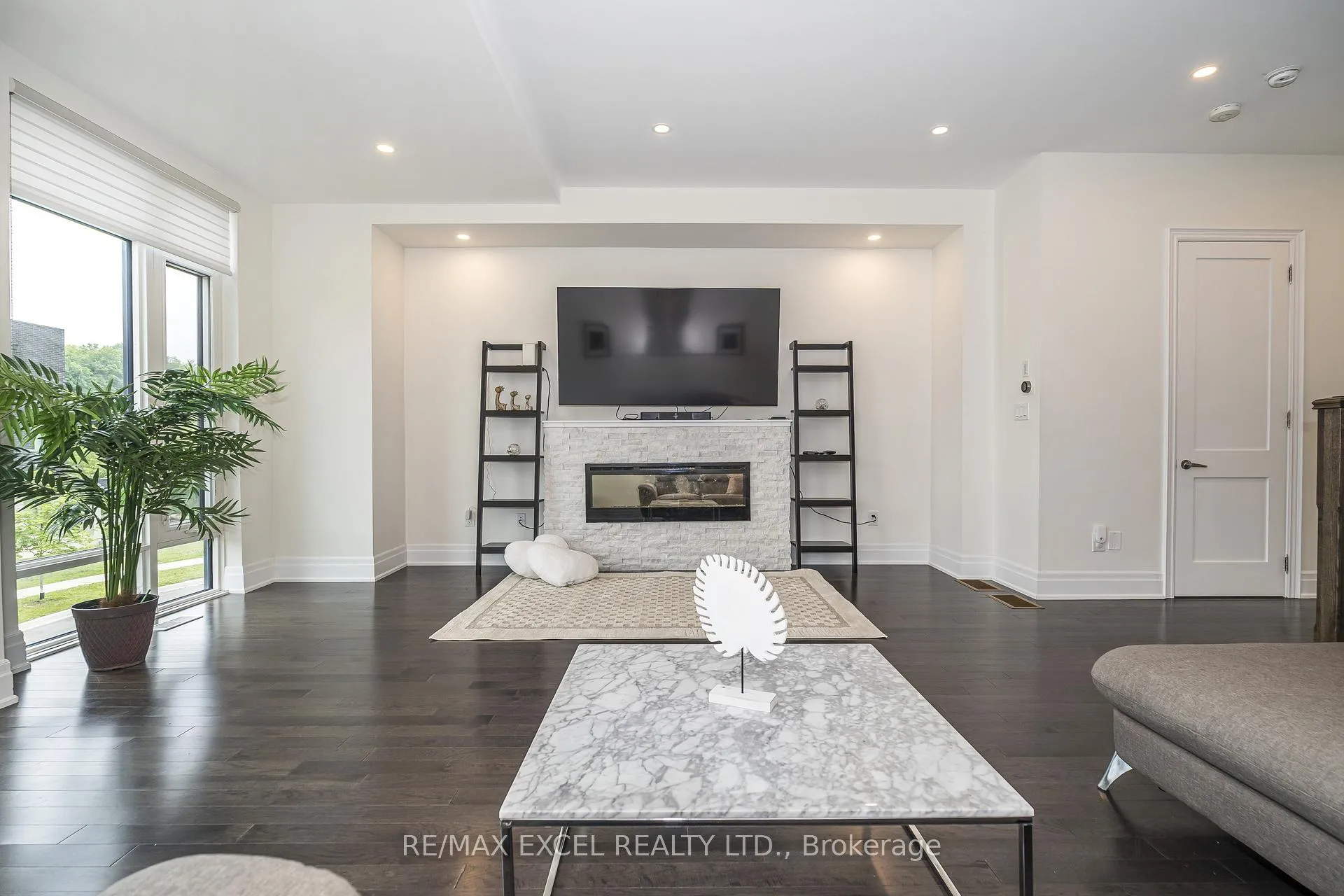 Photo 7 of 42 Aylin Crescent, Vaughan, Patterson — HOMEH