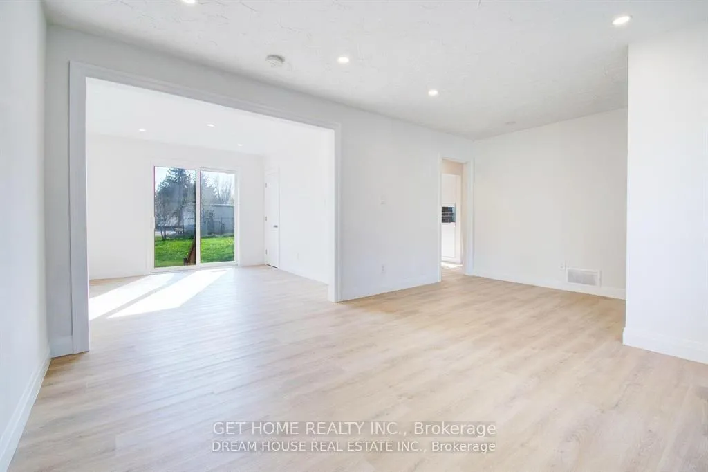 Photo 4 of 47 Ellis Crescent N, Waterloo, Downtown Waterloo — HOMEH