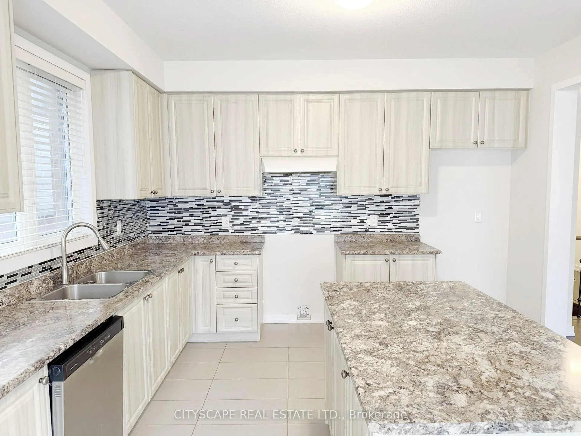 Photo 11 of 16 Pagebrook Crescent, Hamilton, Stoney Creek Mountain — HOMEH