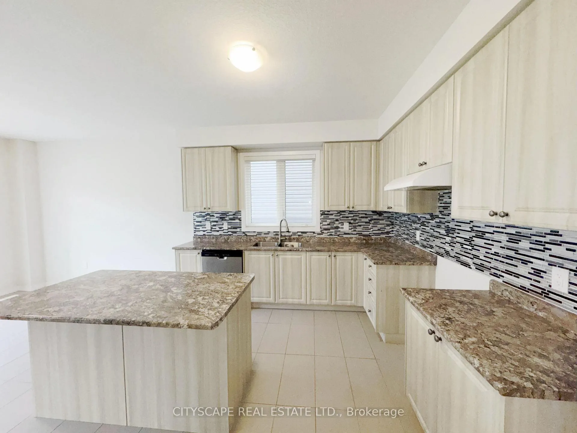 Photo 12 of 16 Pagebrook Crescent, Hamilton, Stoney Creek Mountain — HOMEH