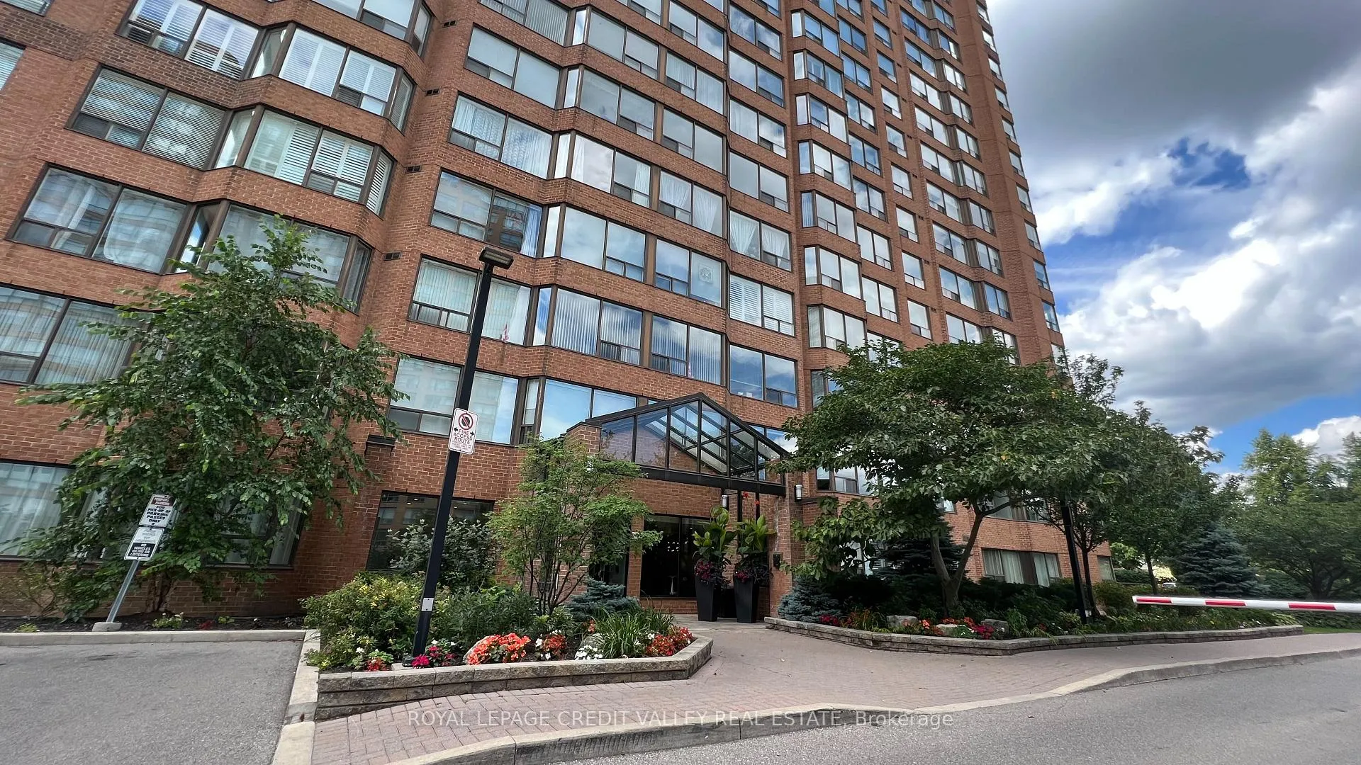Photo 2 of Unit 704, 1270 Maple Crossing Boulevard, Burlington, Brant — HOMEH