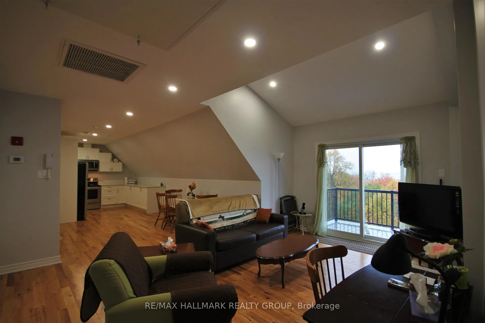 Photo 10 of Unit 7, 768 Usborne Street, McNab/Braeside, Mcnab/Braeside Twps — HOMEH