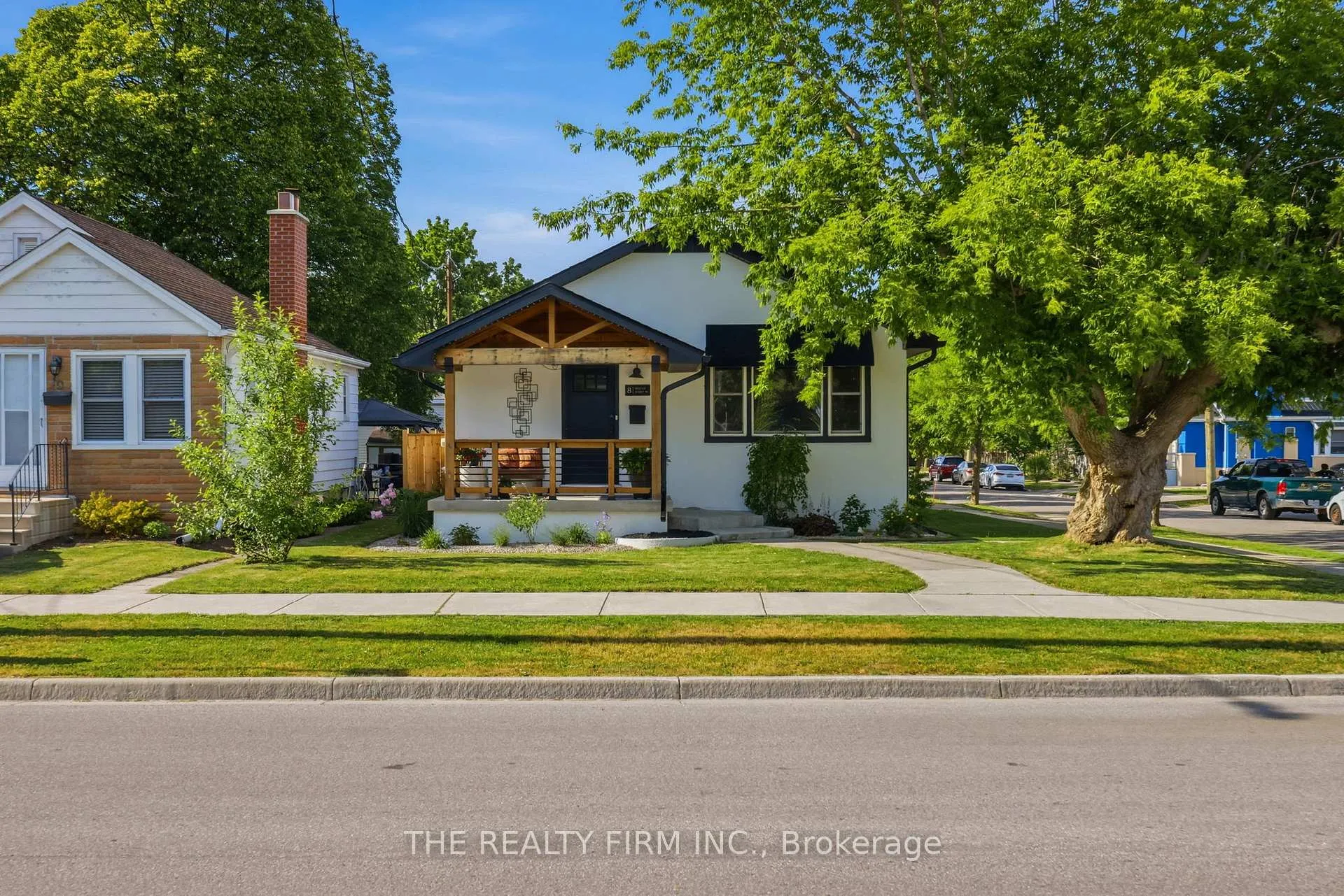 Front of 8 Briscoe Street W