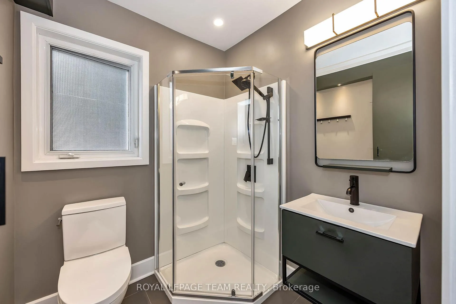 Photo 17 of 4 Queen Mary Street, Ottawa, Overbrook — HOMEH