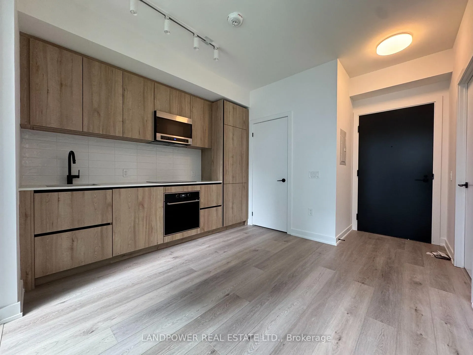 Photo 3 of Unit 2003, 117 Broadway Avenue, Toronto, Mount Pleasant West — HOMEH