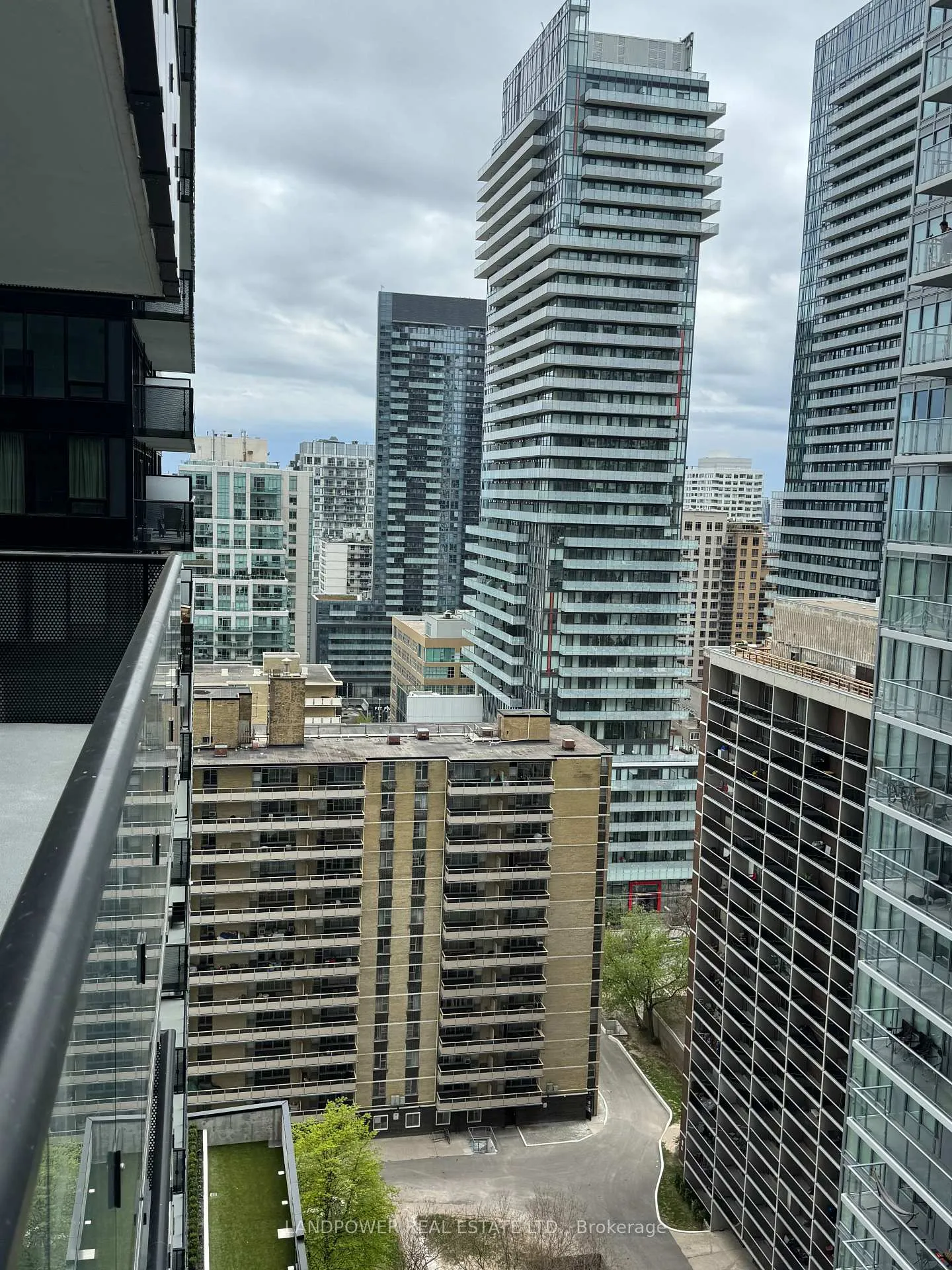 Photo 9 of Unit 2003, 117 Broadway Avenue, Toronto, Mount Pleasant West — HOMEH