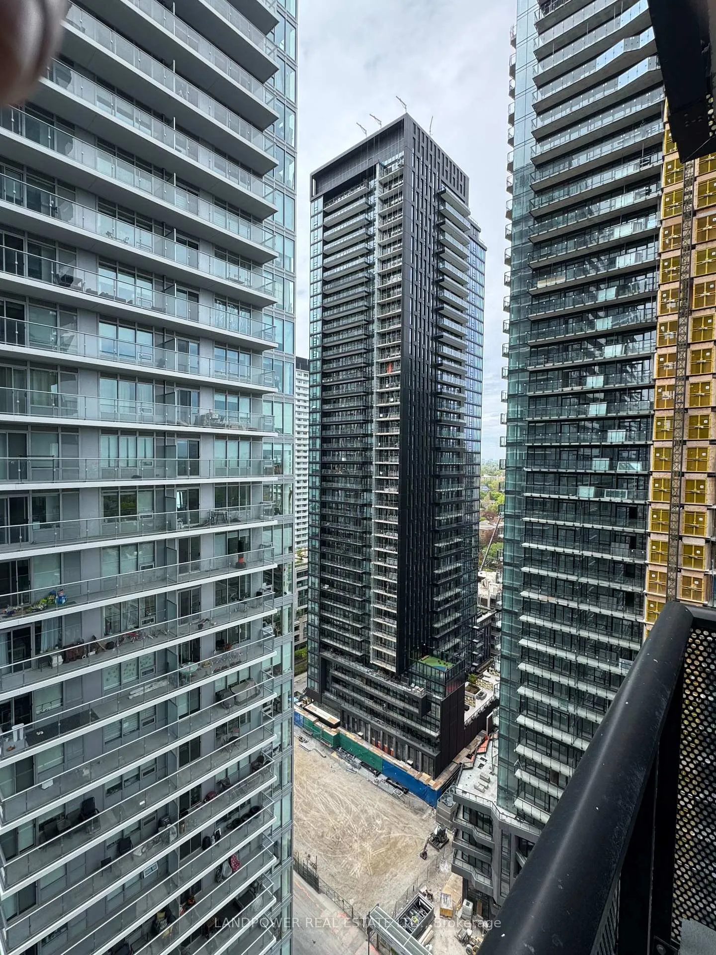 Photo 10 of Unit 2003, 117 Broadway Avenue, Toronto, Mount Pleasant West — HOMEH