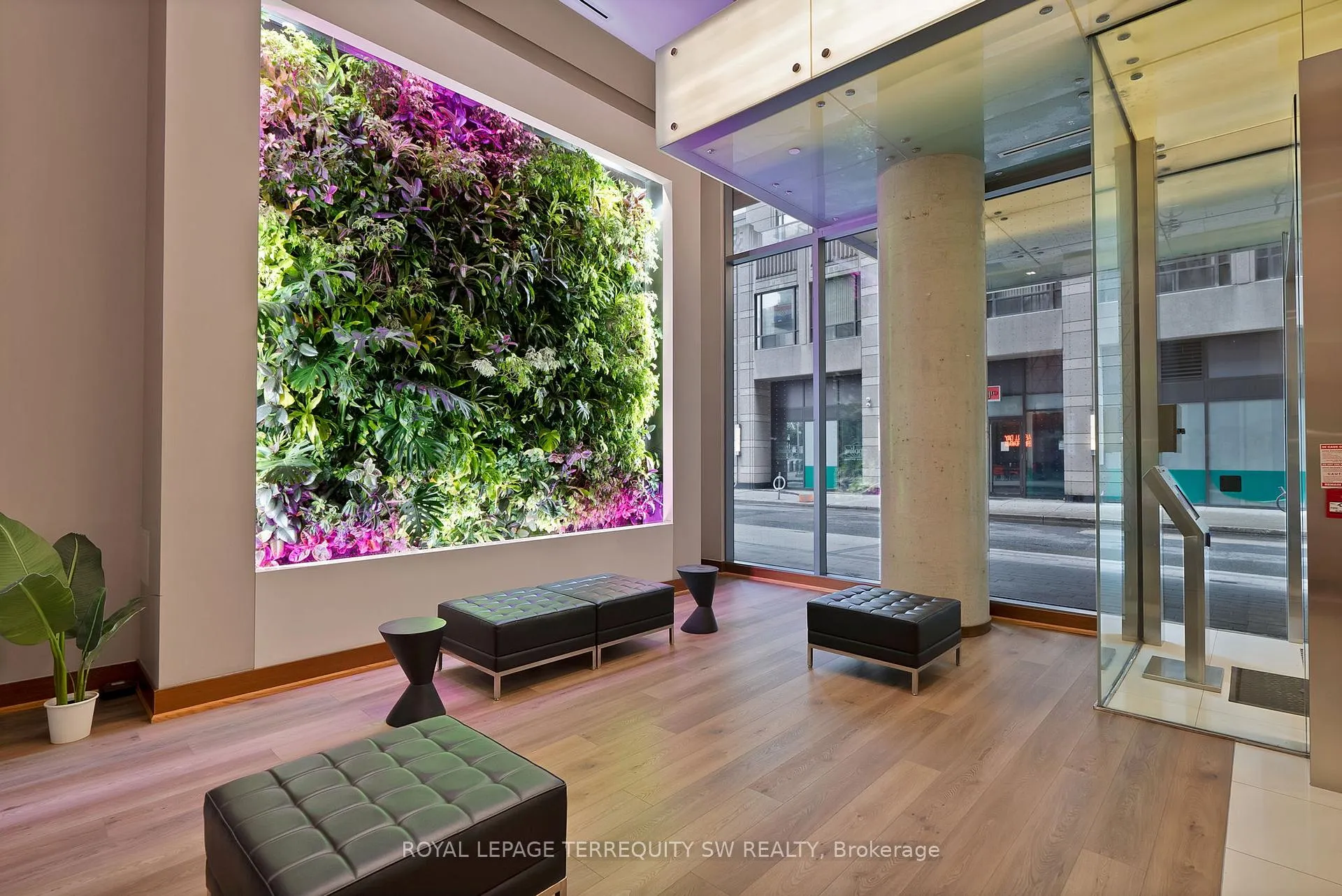 Photo 2 of Unit 1305, 8 Mercer Street, Toronto, Waterfront Communities — HOMEH