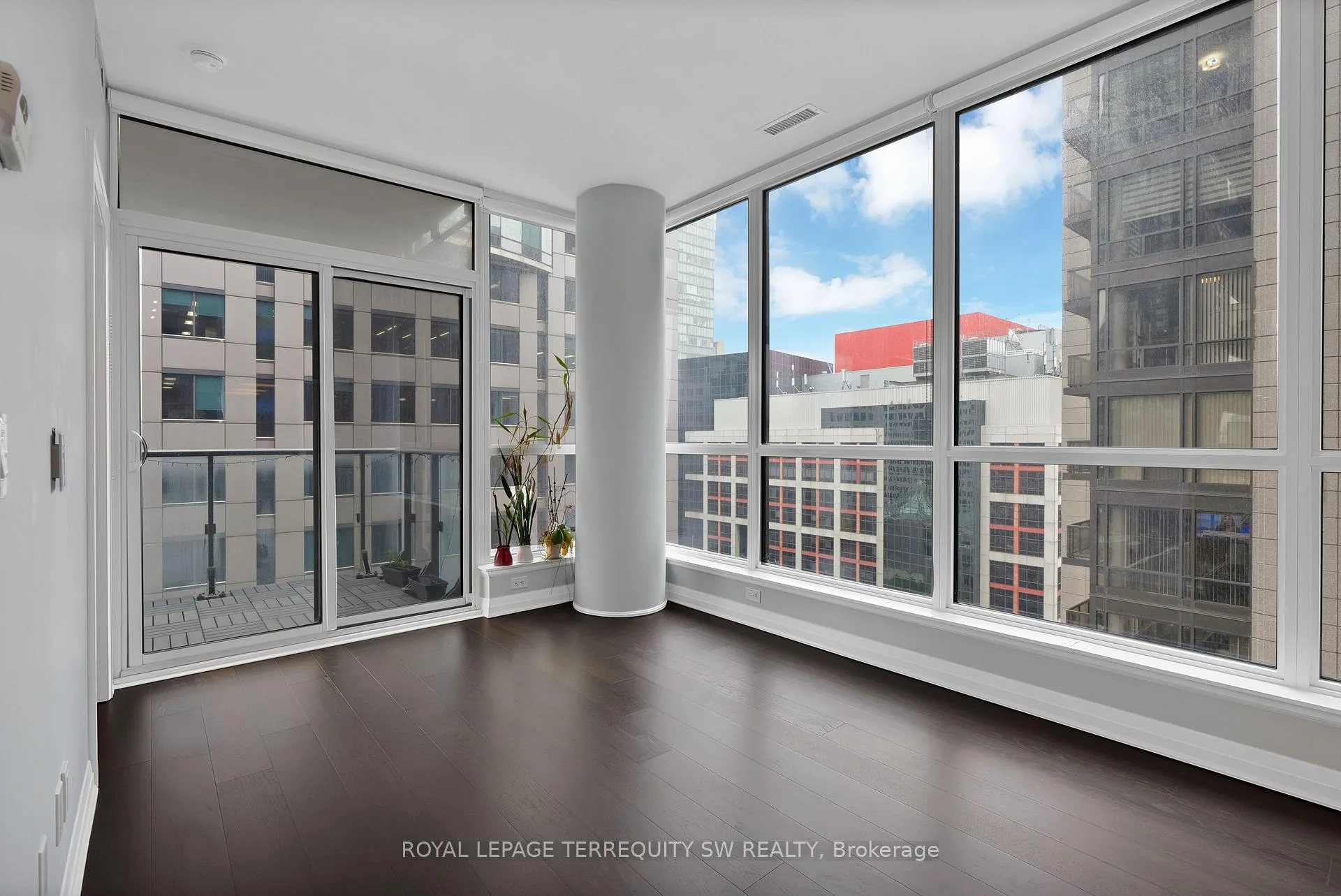 Photo 8 of Unit 1305, 8 Mercer Street, Toronto, Waterfront Communities — HOMEH