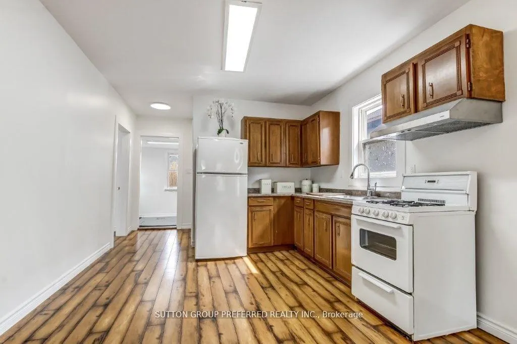 Photo 3 of 272 Sanders Street, London, East M — HOMEH