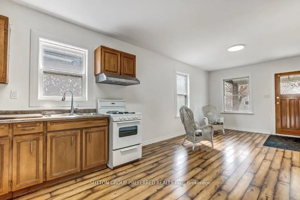 Photo 4 of 272 Sanders Street, London, East M — HOMEH