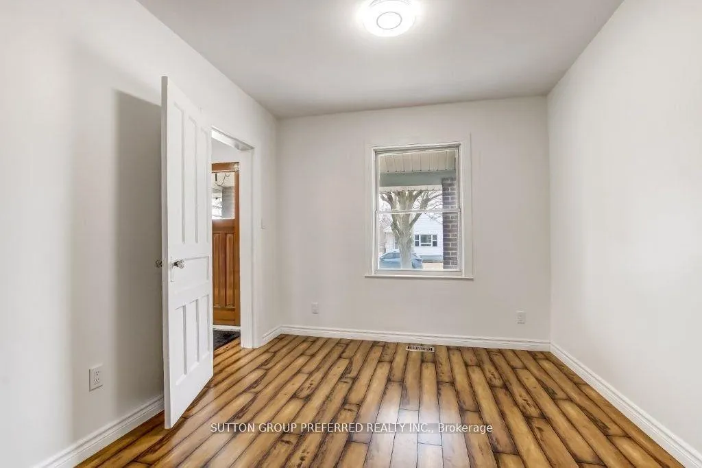 Photo 7 of 272 Sanders Street, London, East M — HOMEH