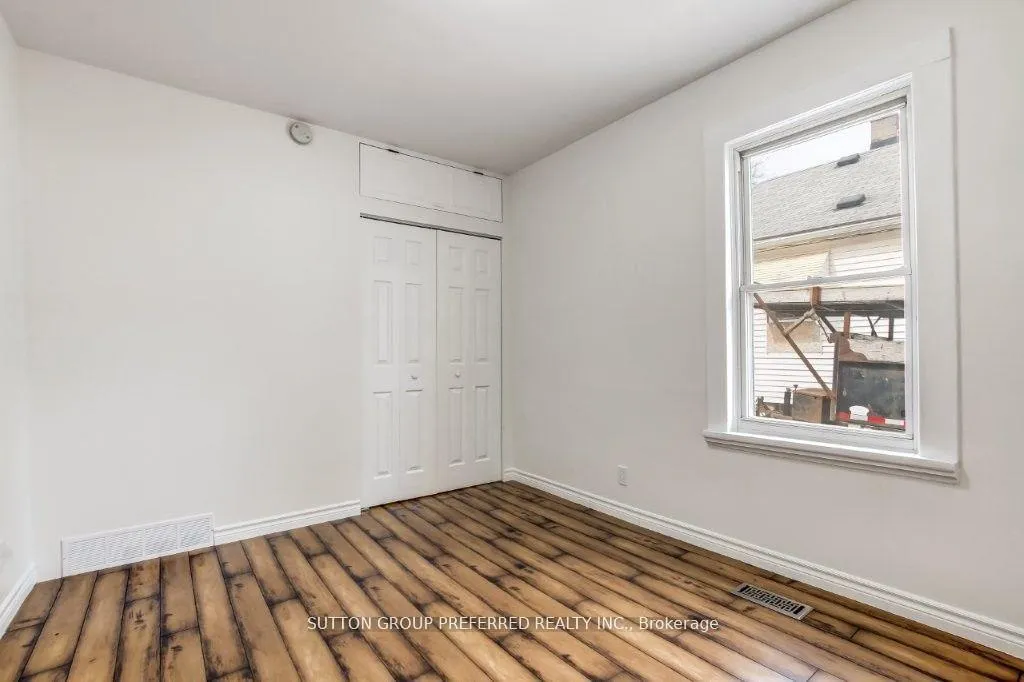 Photo 8 of 272 Sanders Street, London, East M — HOMEH
