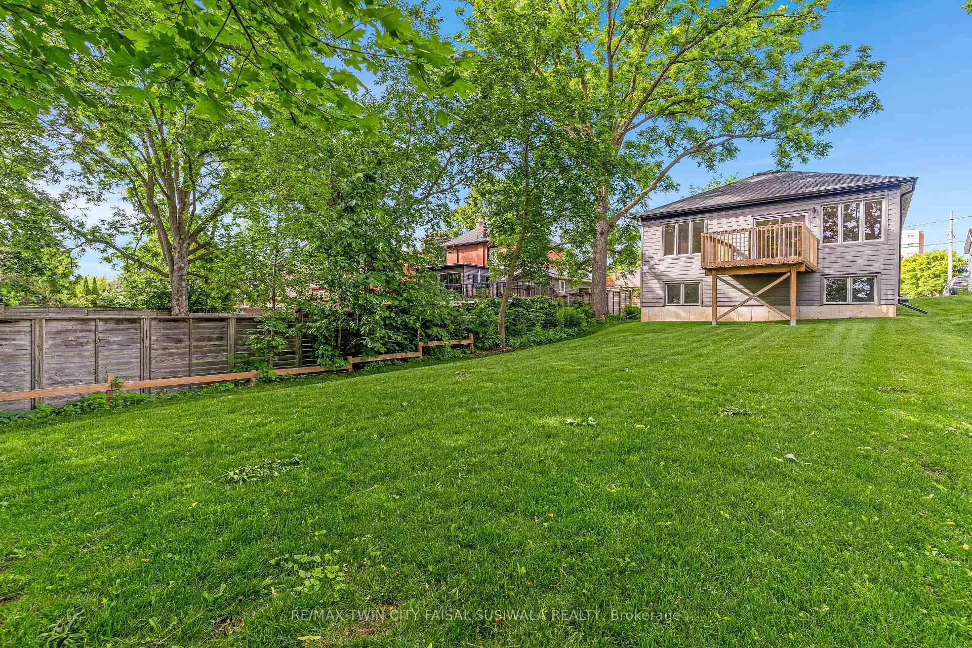 Photo 3 of 1188 Queenston Road, Cambridge, Preston South — HOMEH