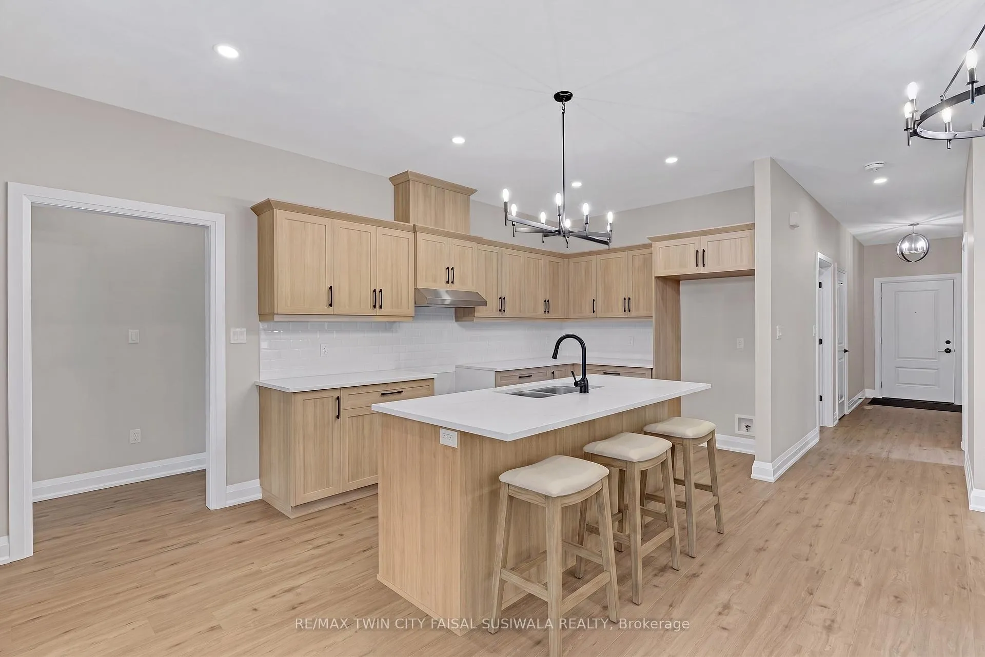 Photo 12 of 1188 Queenston Road, Cambridge, Preston South — HOMEH