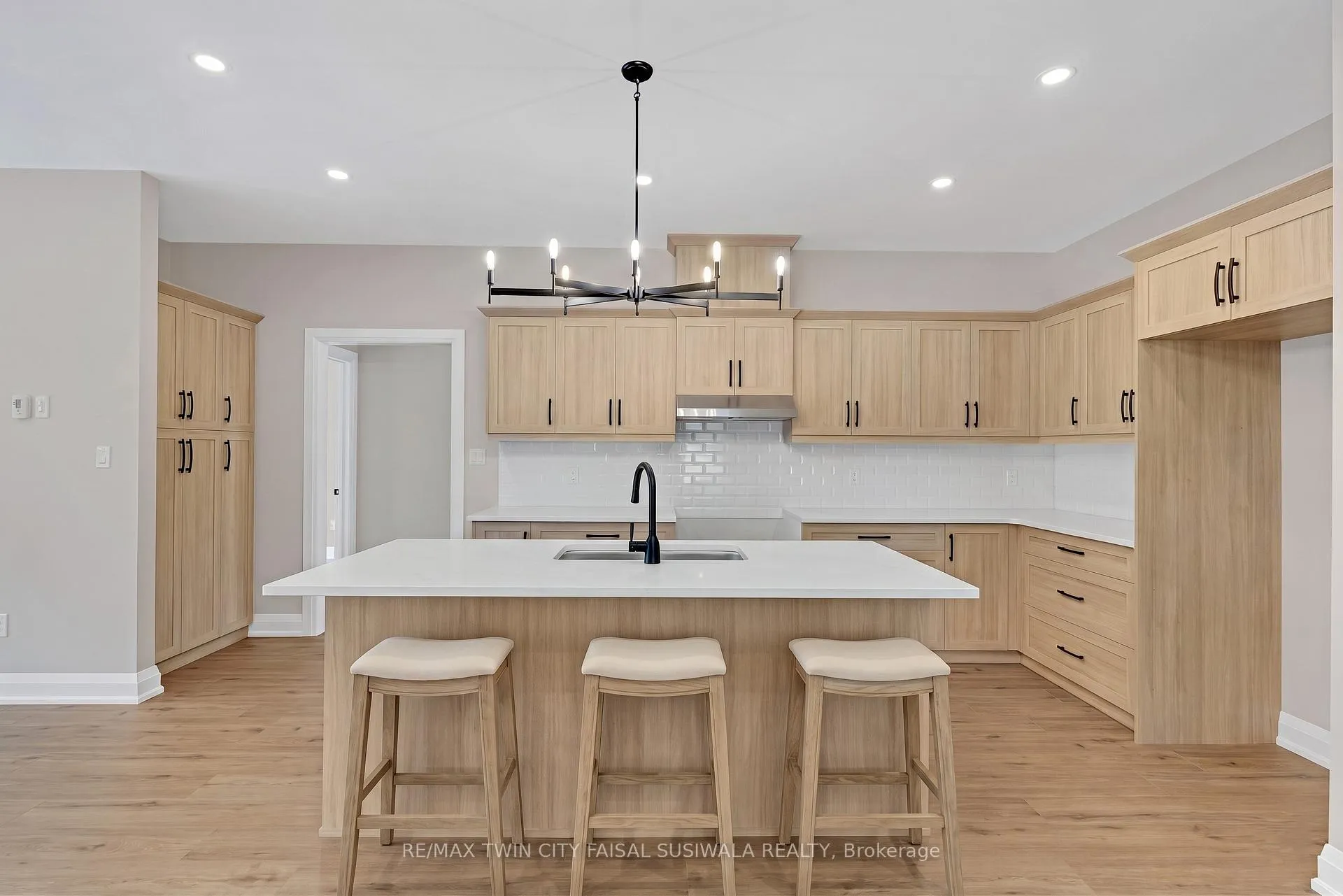 Photo 13 of 1188 Queenston Road, Cambridge, Preston South — HOMEH