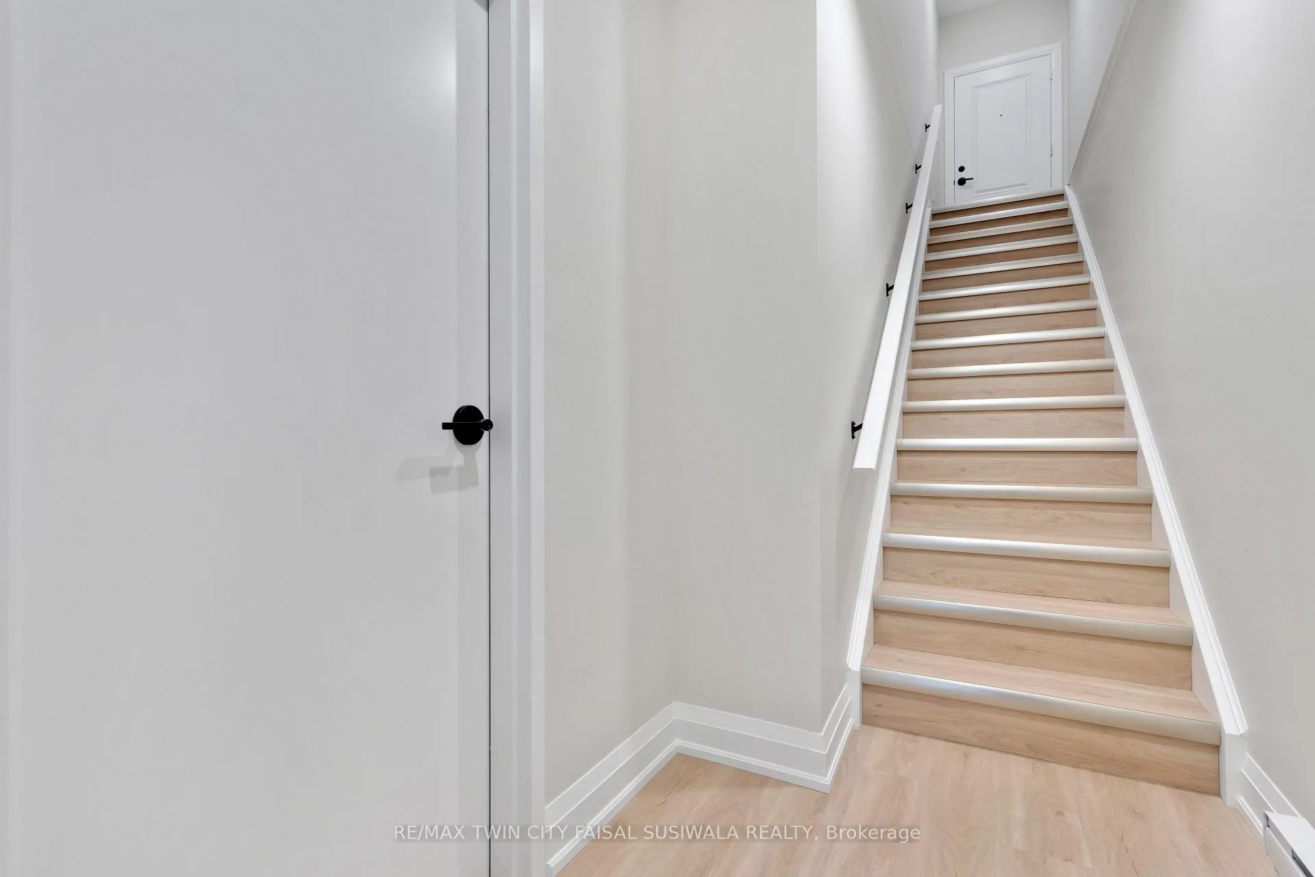 Photo 23 of 1188 Queenston Road, Cambridge, Preston South — HOMEH