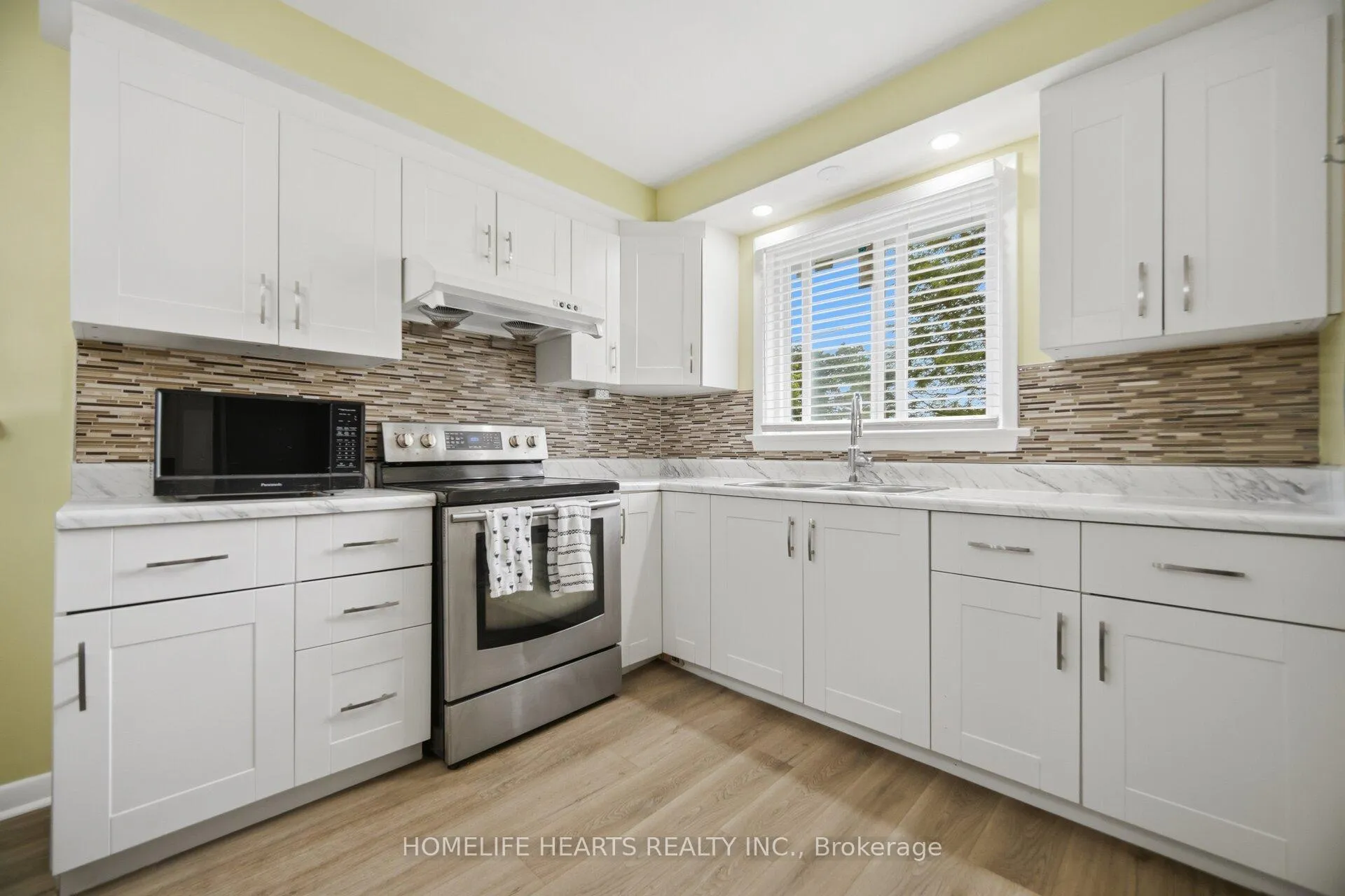 Photo 10 of 32 Jansusie Road, Etobicoke, West Humber-Clairville — HOMEH