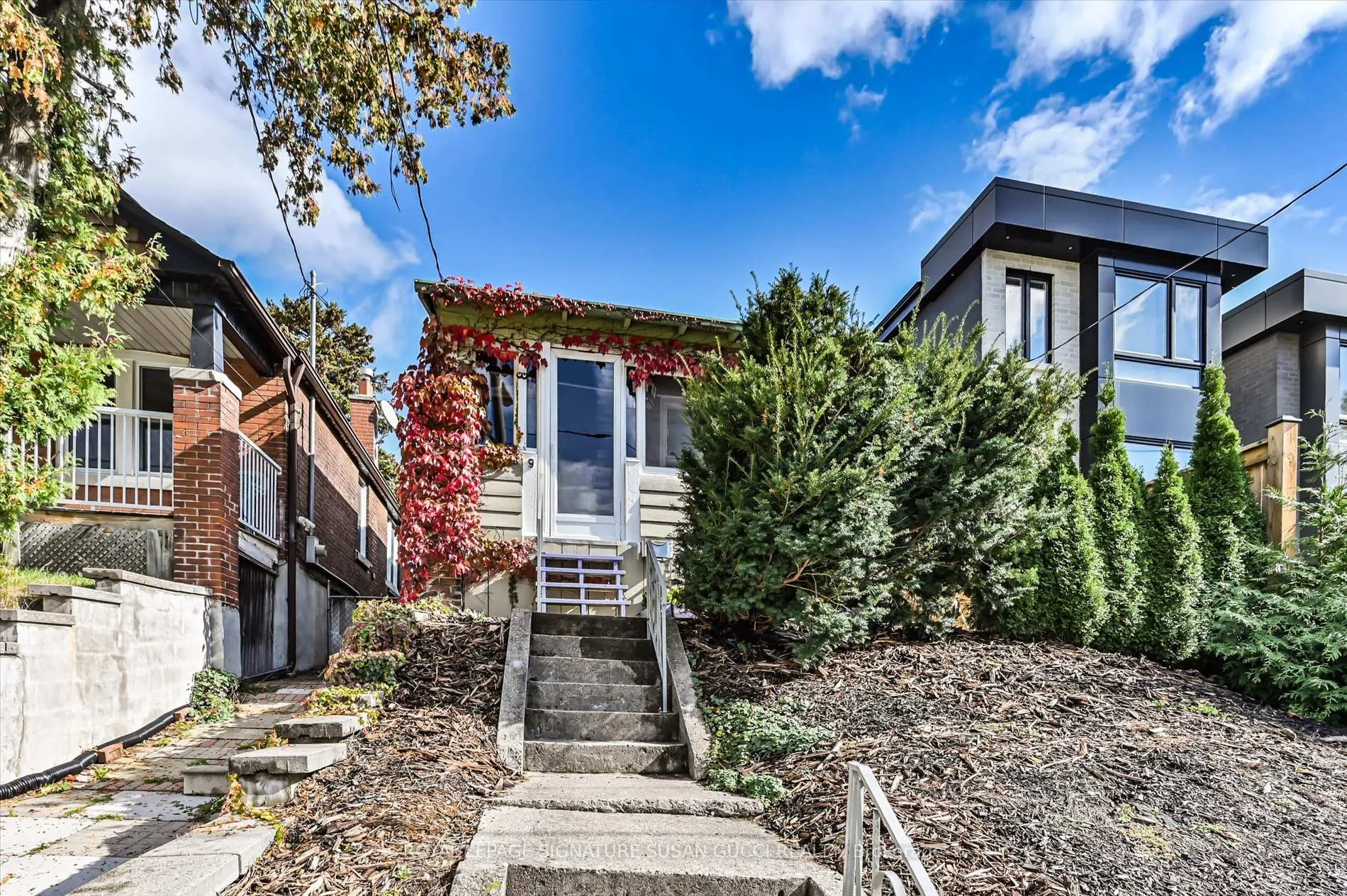 Photo 2 of 9 Everett Crescent, Toronto, Woodbine-Lumsden — HOMEH
