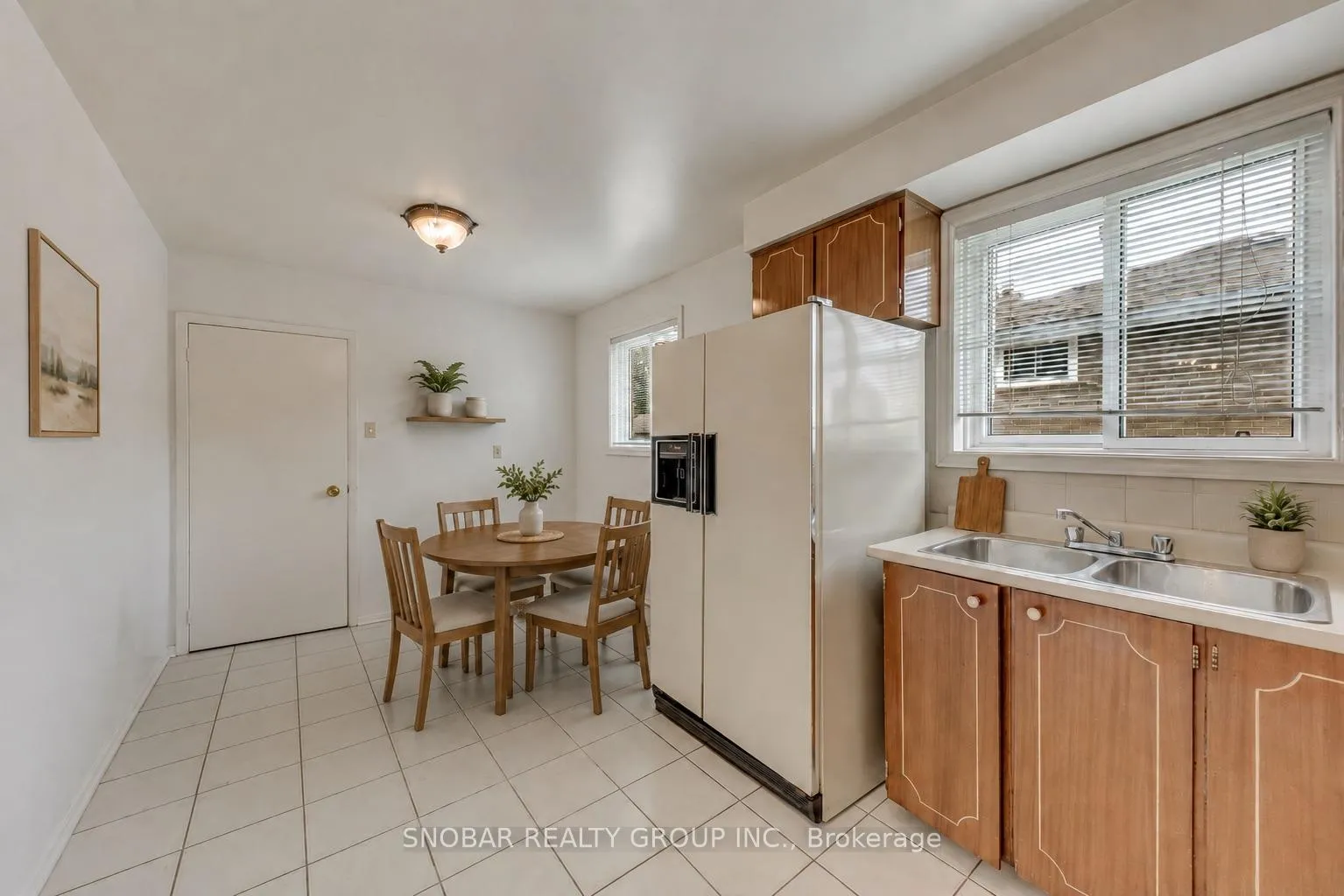 Photo 5 of 10 Bemberg Court, Etobicoke, Elms-Old Rexdale — HOMEH