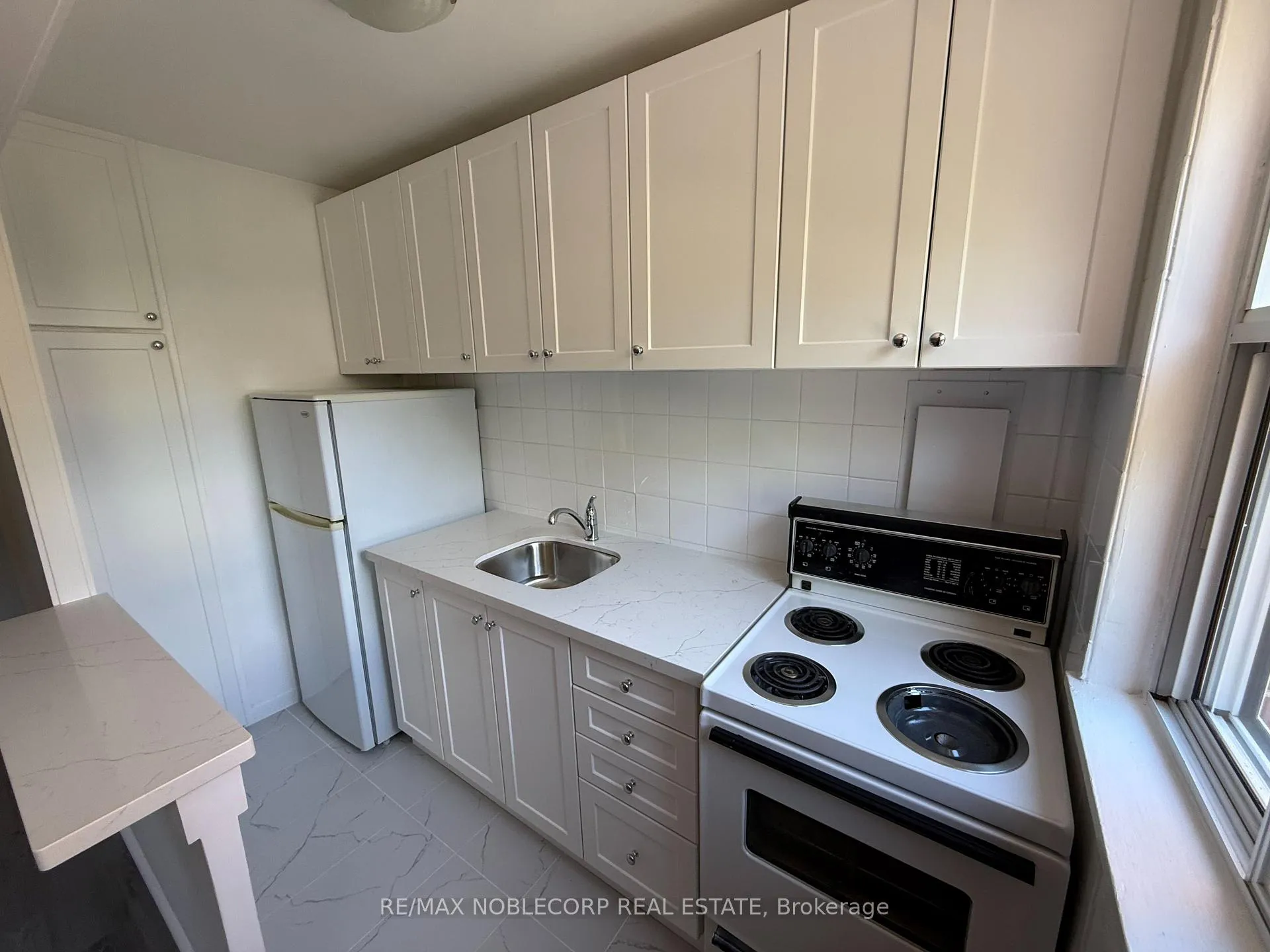 Photo 4 of Unit 206, 1315 Bayview Avenue, Toronto, Leaside — HOMEH