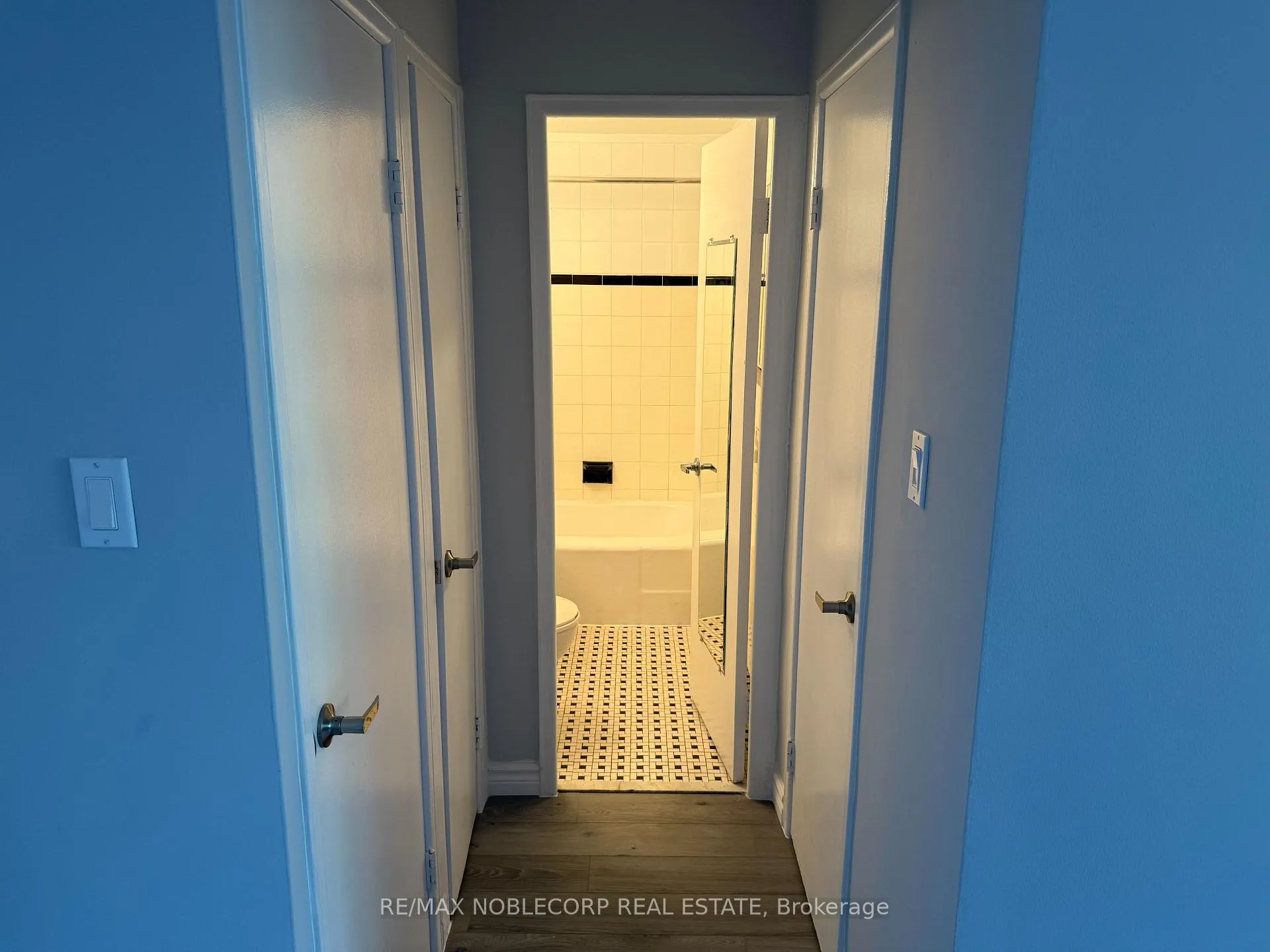Photo 5 of Unit 206, 1315 Bayview Avenue, Toronto, Leaside — HOMEH