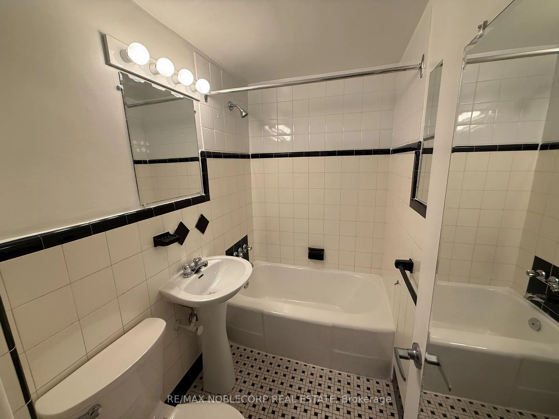 Photo 6 of Unit 206, 1315 Bayview Avenue, Toronto, Leaside — HOMEH