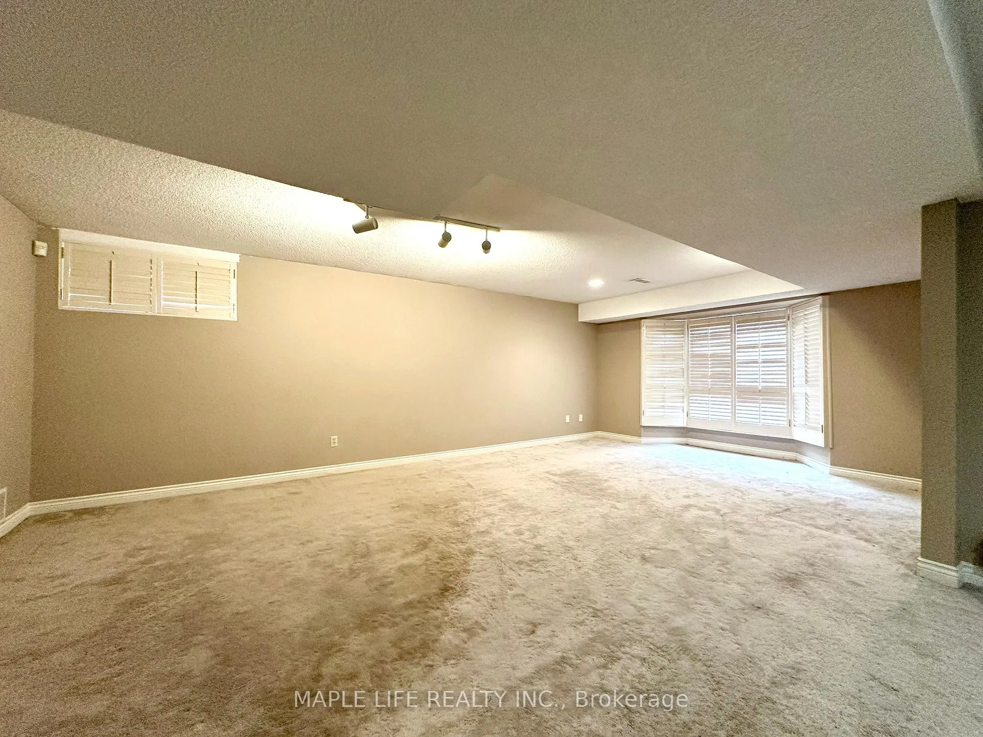 Photo 38 of 52 Prince Edward Boulevard, Markham, Thornlea — HOMEH