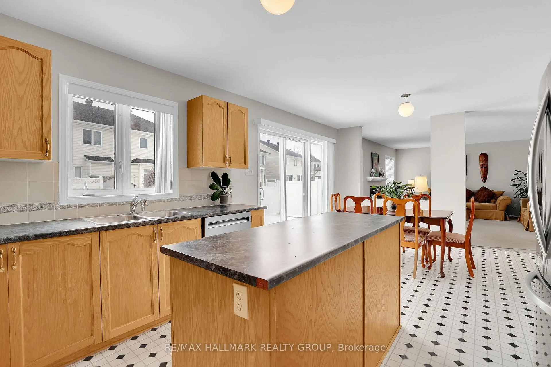 Photo 8 of 634 Aquaview Drive, Ottawa, Avalon East — HOMEH