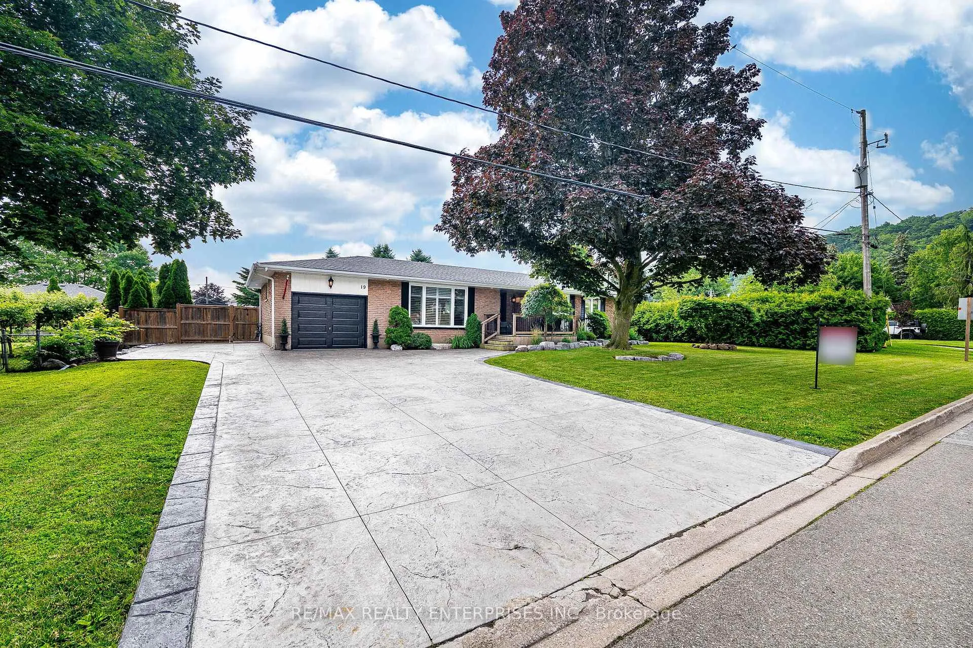 Photo 1 of 19 Baker Road S, Grimsby, Grimsby East — HOMEH