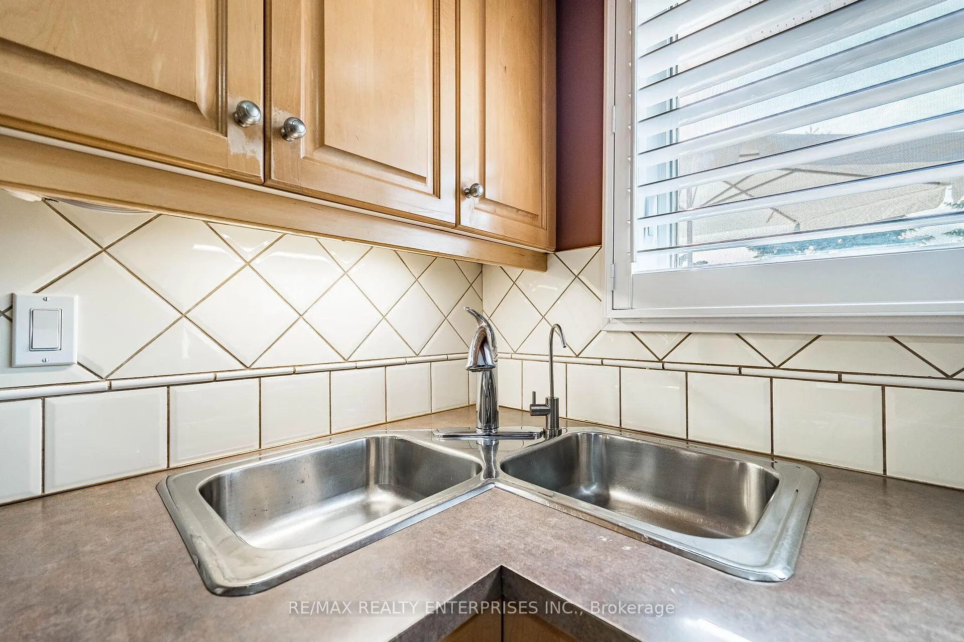 Photo 15 of 19 Baker Road S, Grimsby, Grimsby East — HOMEH