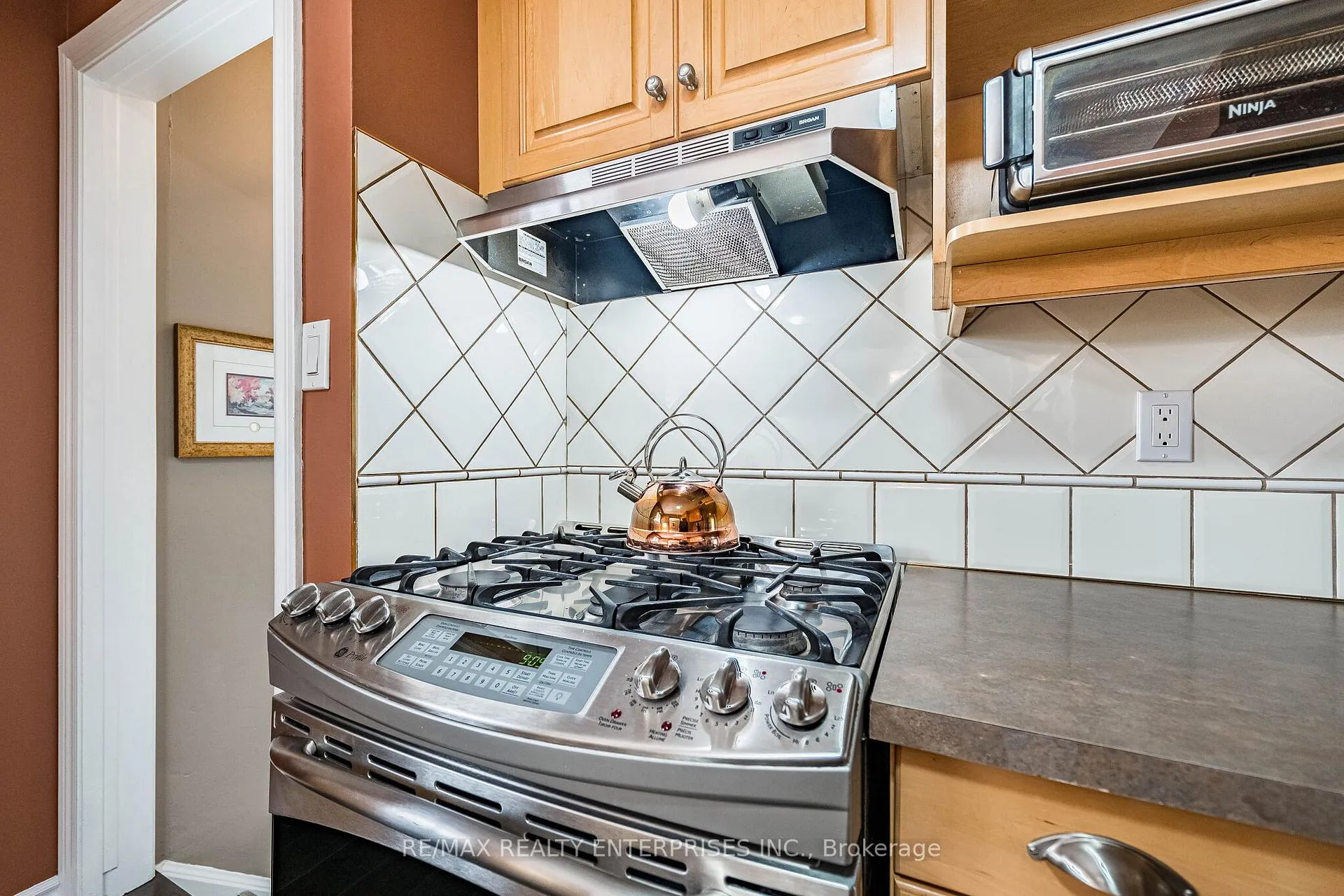 Photo 16 of 19 Baker Road S, Grimsby, Grimsby East — HOMEH