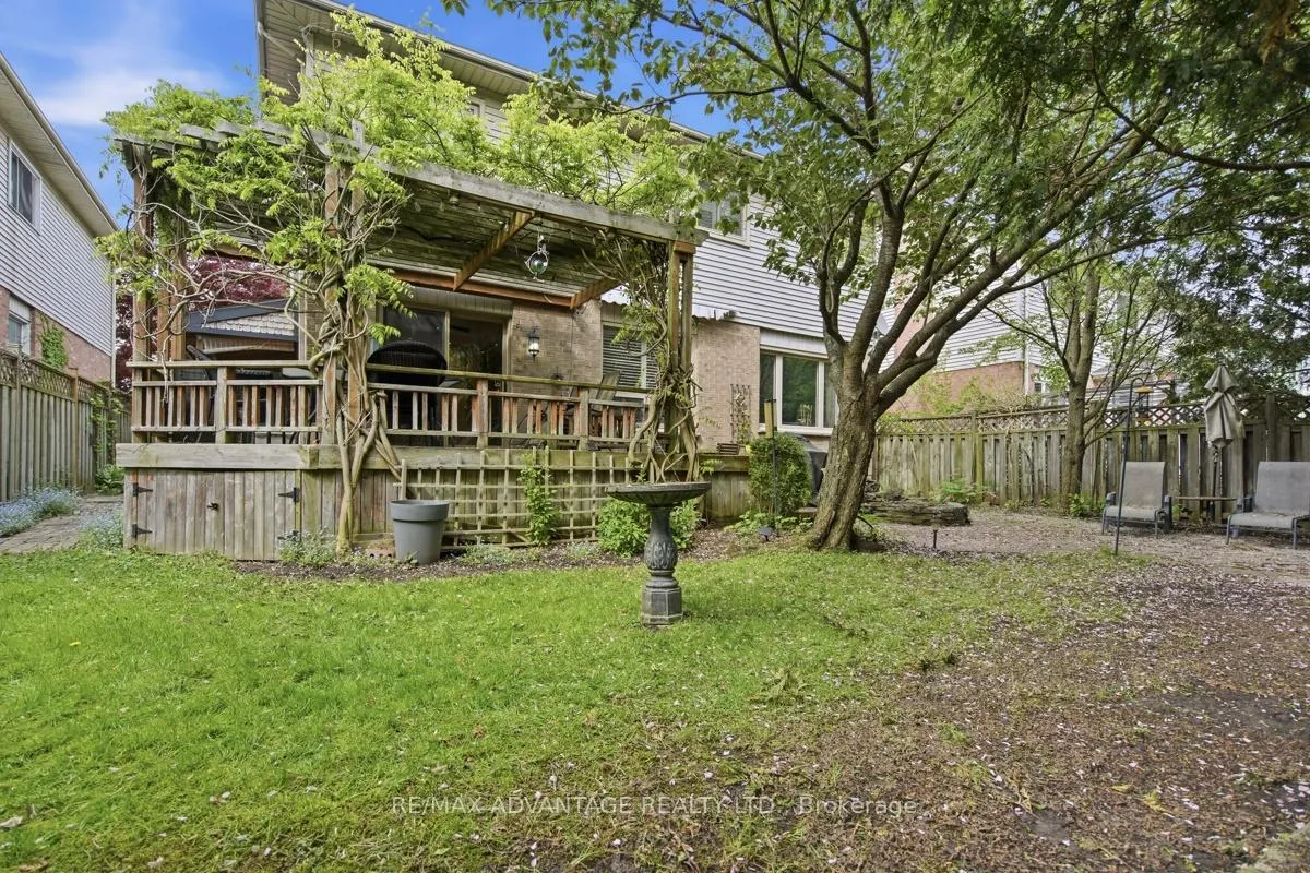 Photo 4 of 51 Laurel Crescent, London, North M — HOMEH