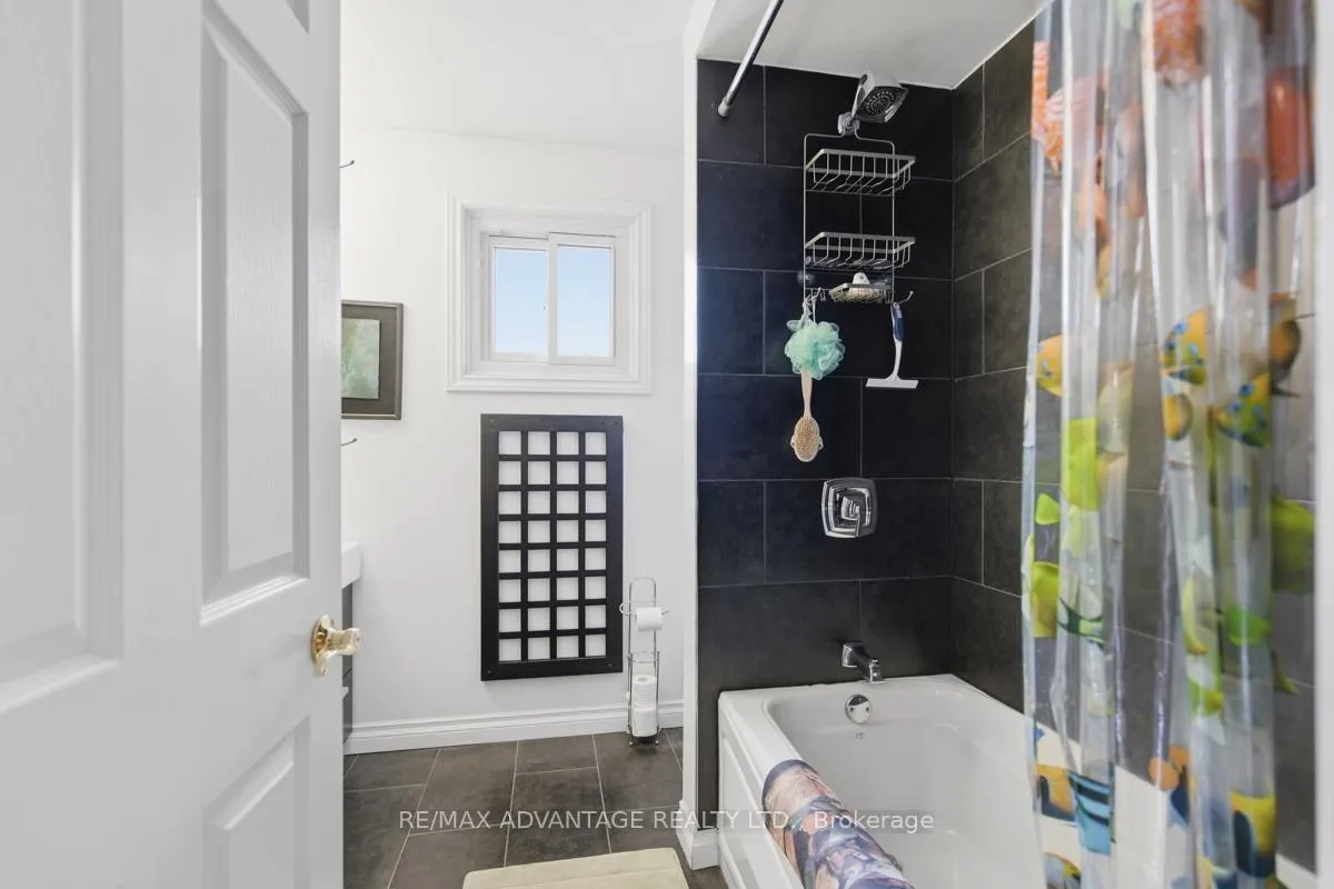 Photo 30 of 51 Laurel Crescent, London, North M — HOMEH