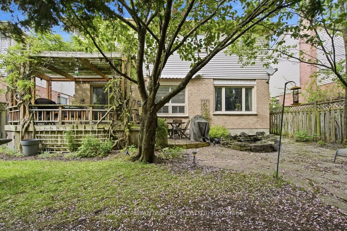 Photo 40 of 51 Laurel Crescent, London, North M — HOMEH