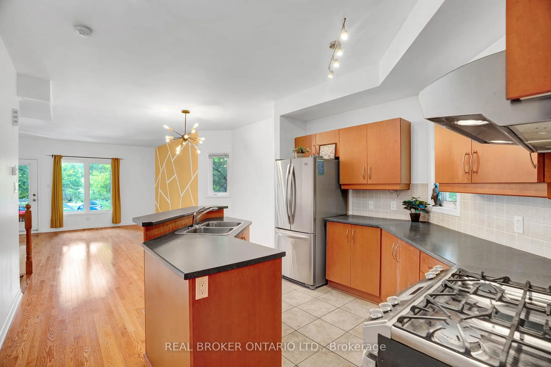 Photo 4 of 292 London Terrace, Ottawa, Manor Park — HOMEH
