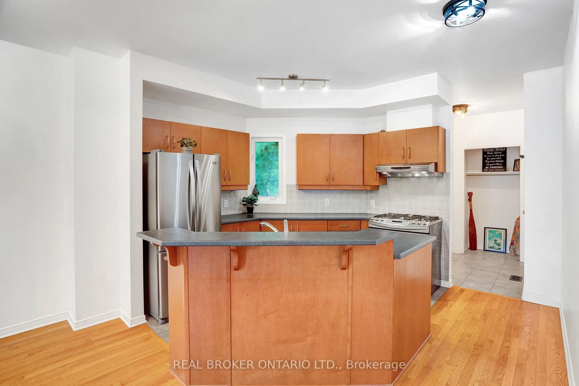 Photo 5 of 292 London Terrace, Ottawa, Manor Park — HOMEH