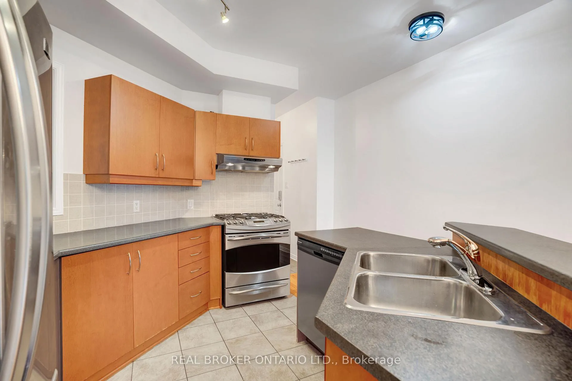 Photo 7 of 292 London Terrace, Ottawa, Manor Park — HOMEH