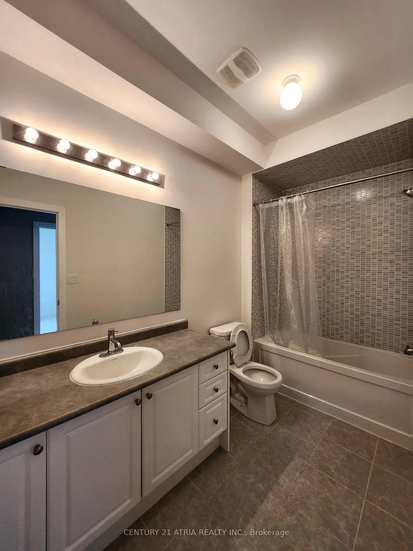 Photo 16 of 140 Elyse Court, Aurora, Bayview Northeast — HOMEH