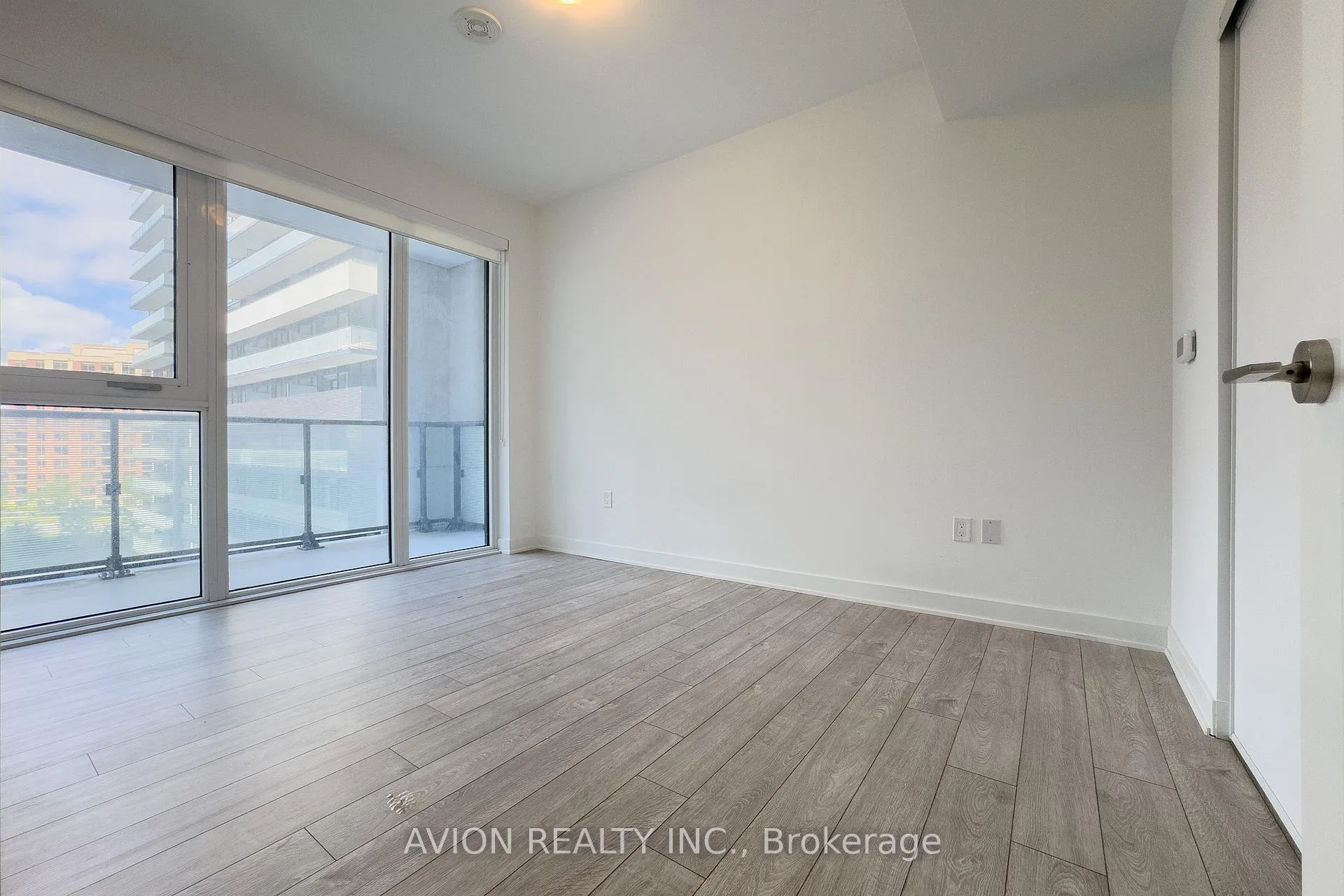Photo 5 of Unit 703, 105 Oneida Crescent, Richmond Hill, Langstaff — HOMEH