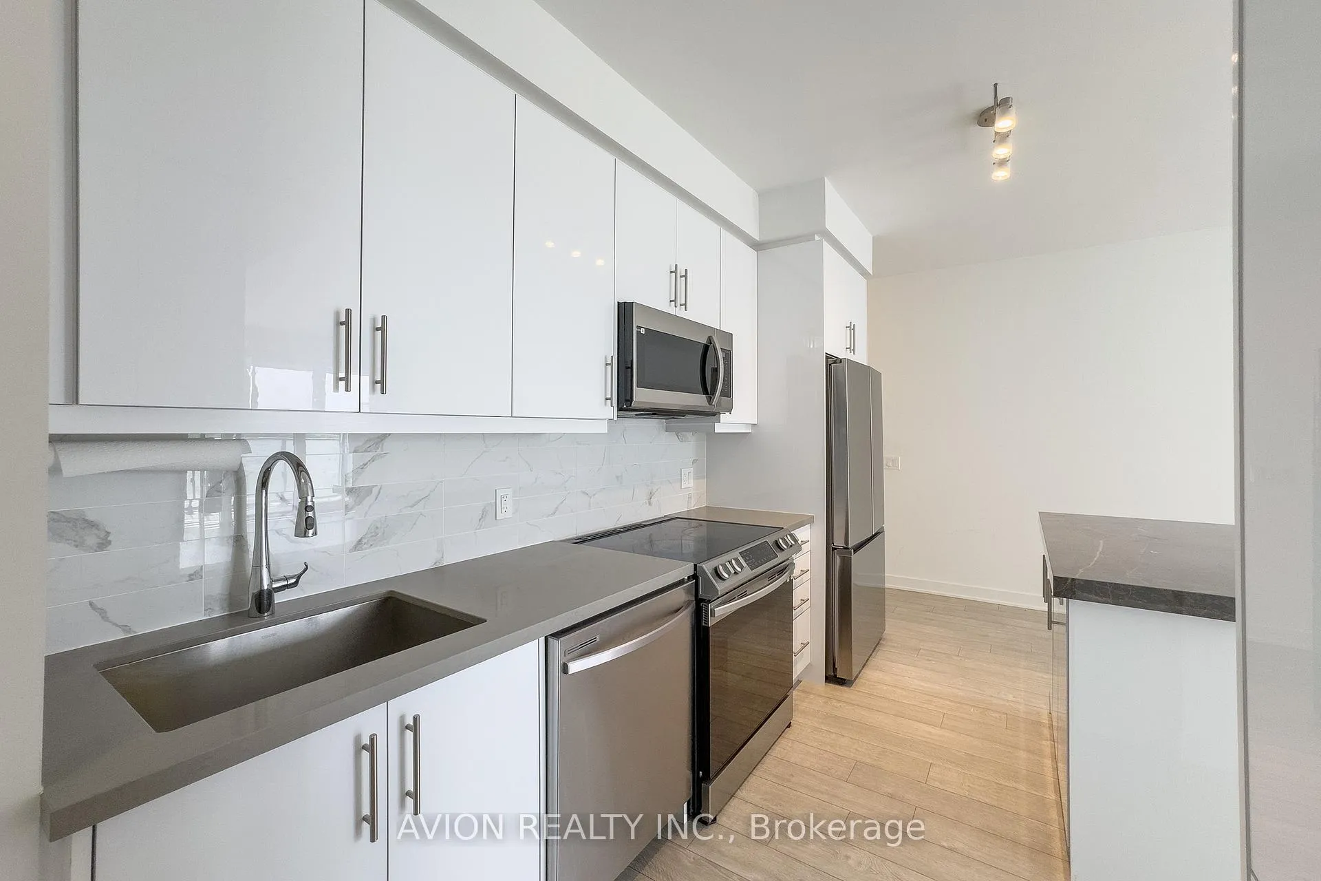 Photo 6 of Unit 703, 105 Oneida Crescent, Richmond Hill, Langstaff — HOMEH