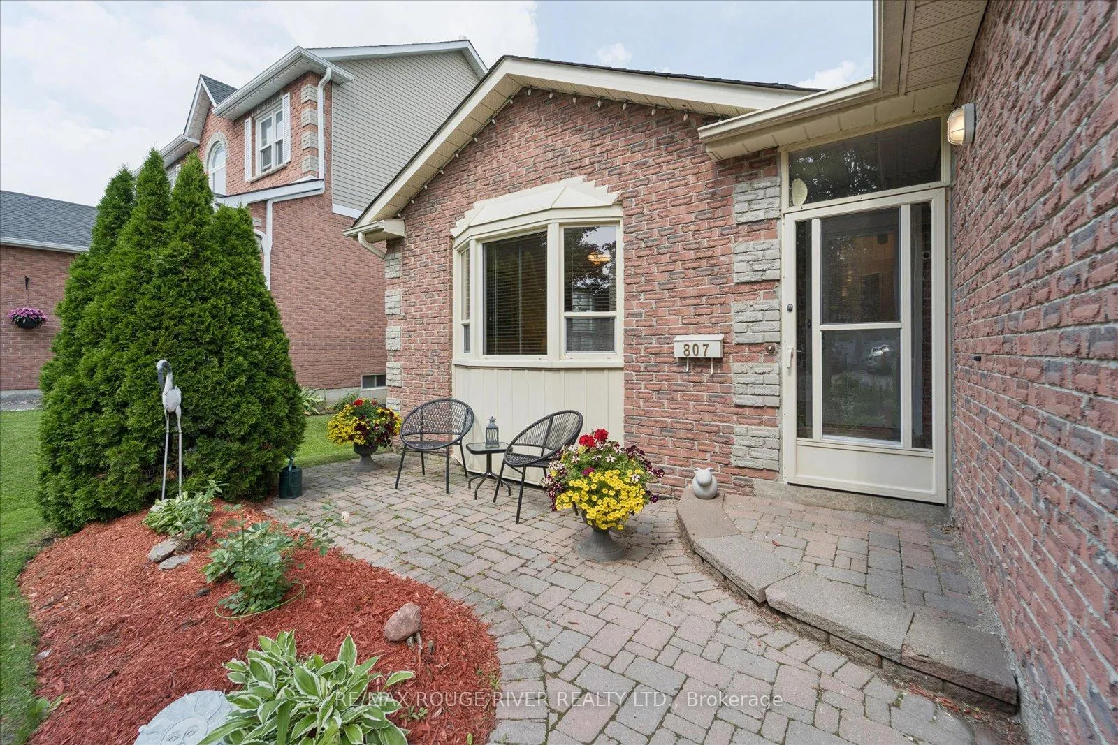 Photo 2 of 807 Red Maple Court, Whitby, Williamsburg — HOMEH