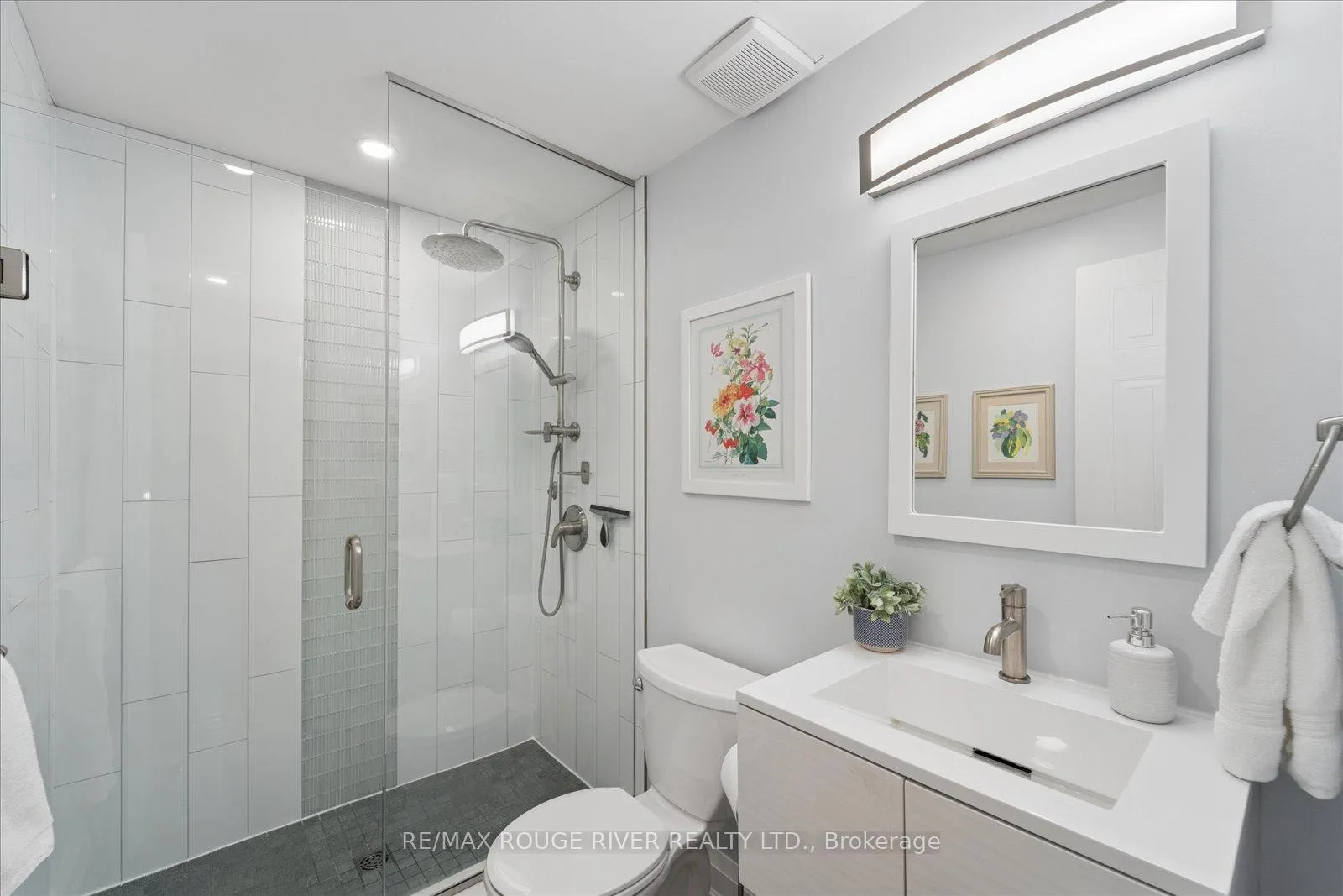 Photo 10 of 807 Red Maple Court, Whitby, Williamsburg — HOMEH