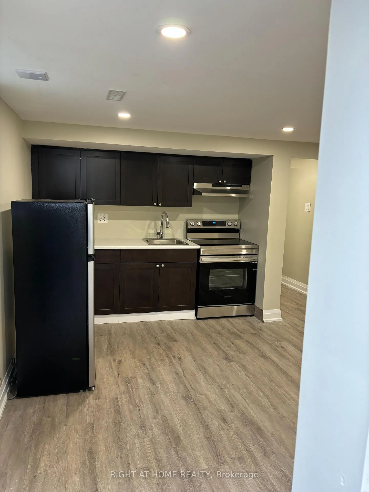 Photo 2 of Unit Basement, 17 Hollis Court, Brampton, Central Park — HOMEH