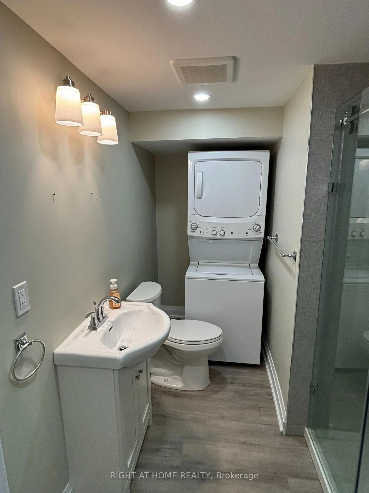 Photo 4 of Unit Basement, 17 Hollis Court, Brampton, Central Park — HOMEH