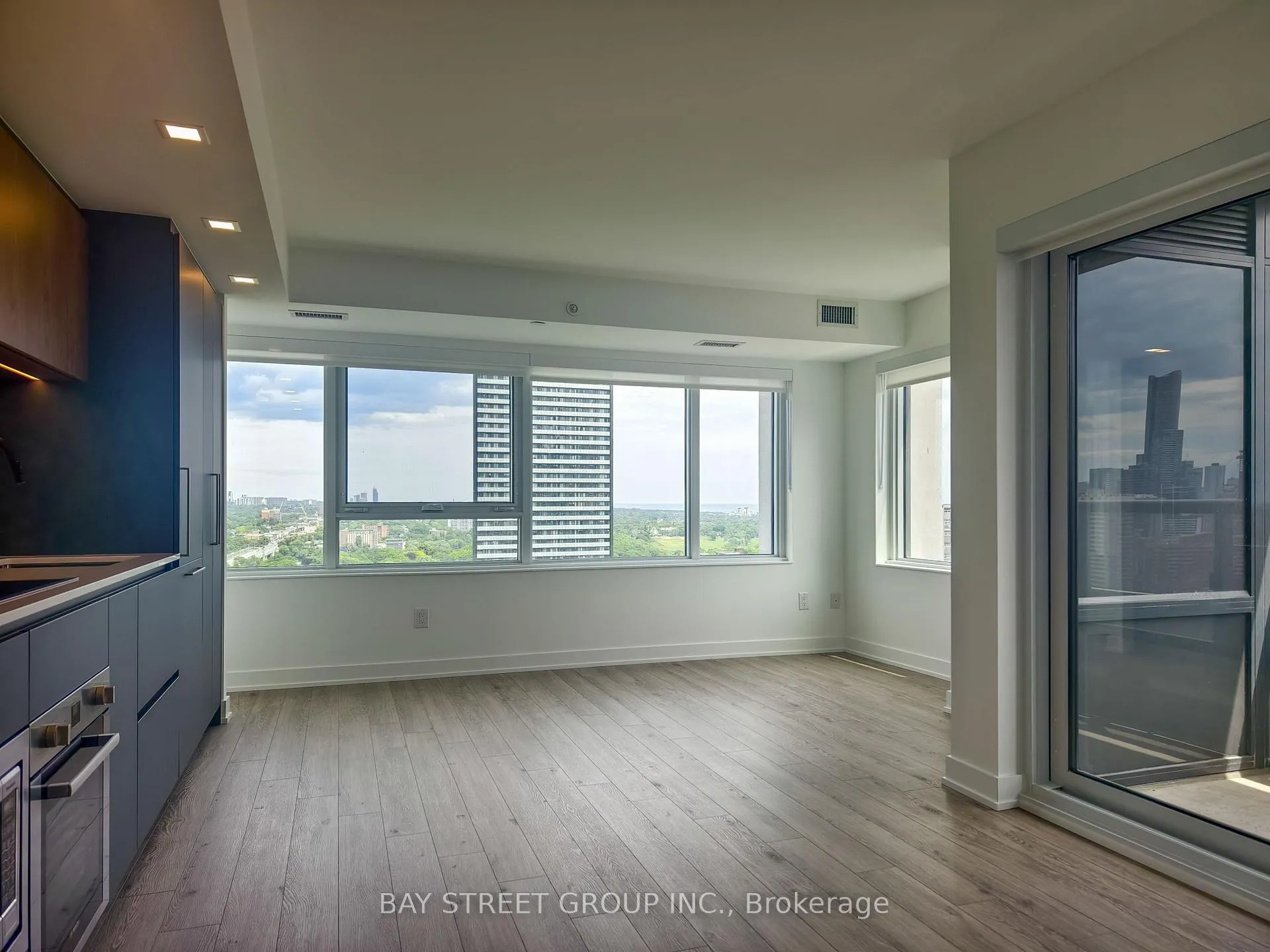Photo 4 of Unit 2409, 609 Sherbourne Street, Toronto, North St. James Town — HOMEH