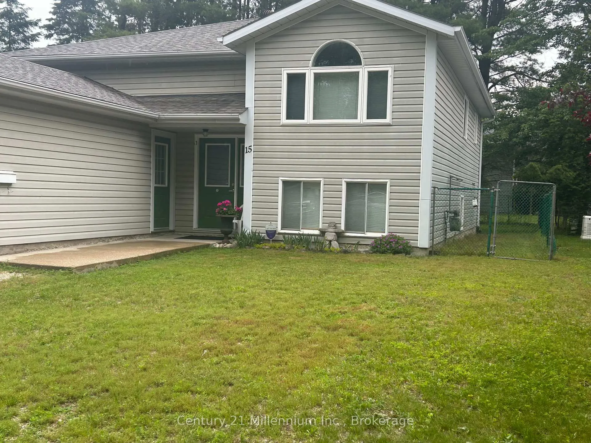 Photo 3 of 15 Savarin Street, Wasaga Beach — HOMEH