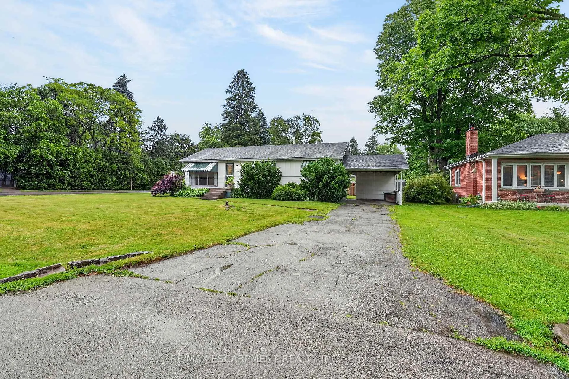 Front of 219 Fiddler's Green Road