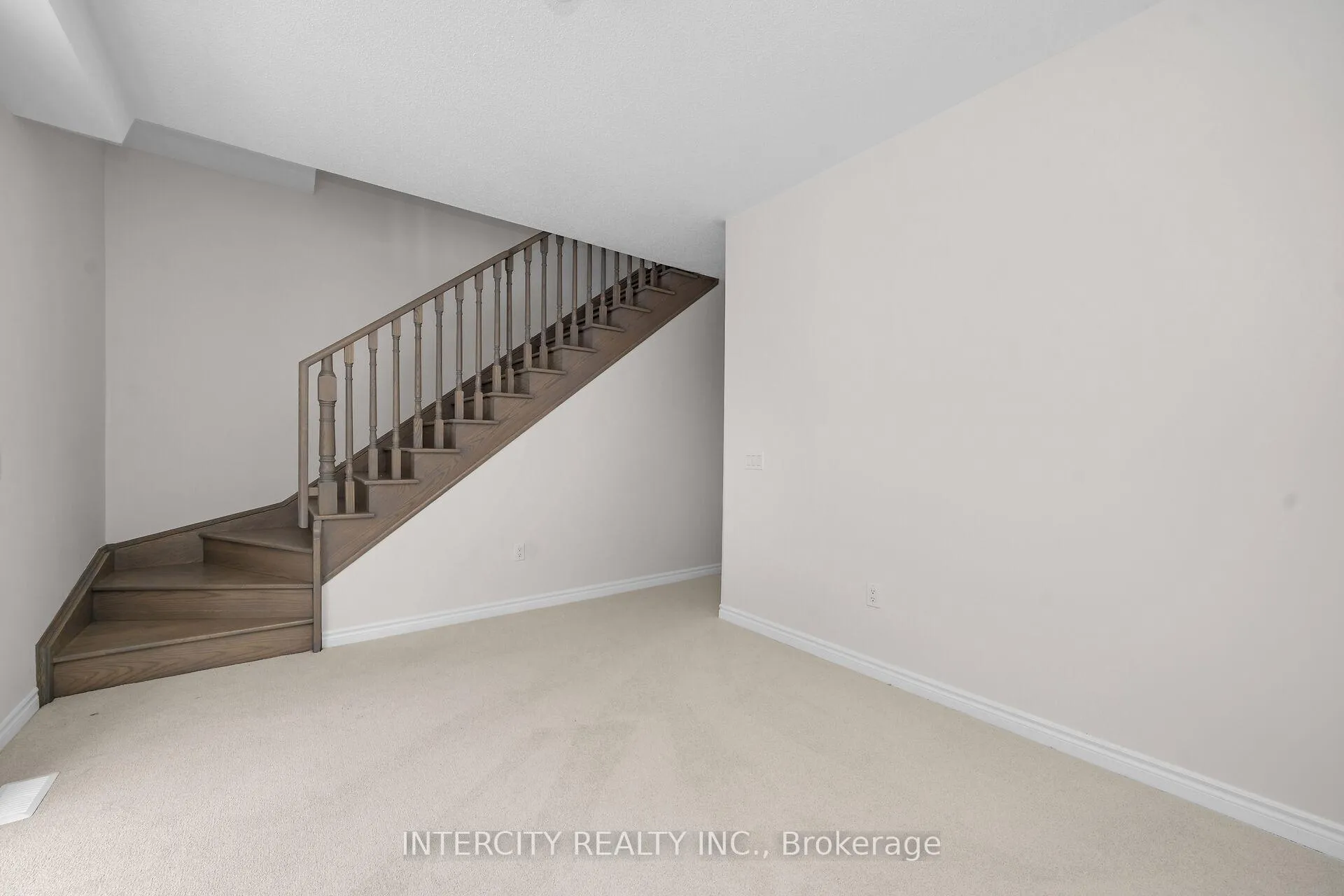 Photo 6 of 34 Radisson Street, Vaughan, Elder Mills — HOMEH